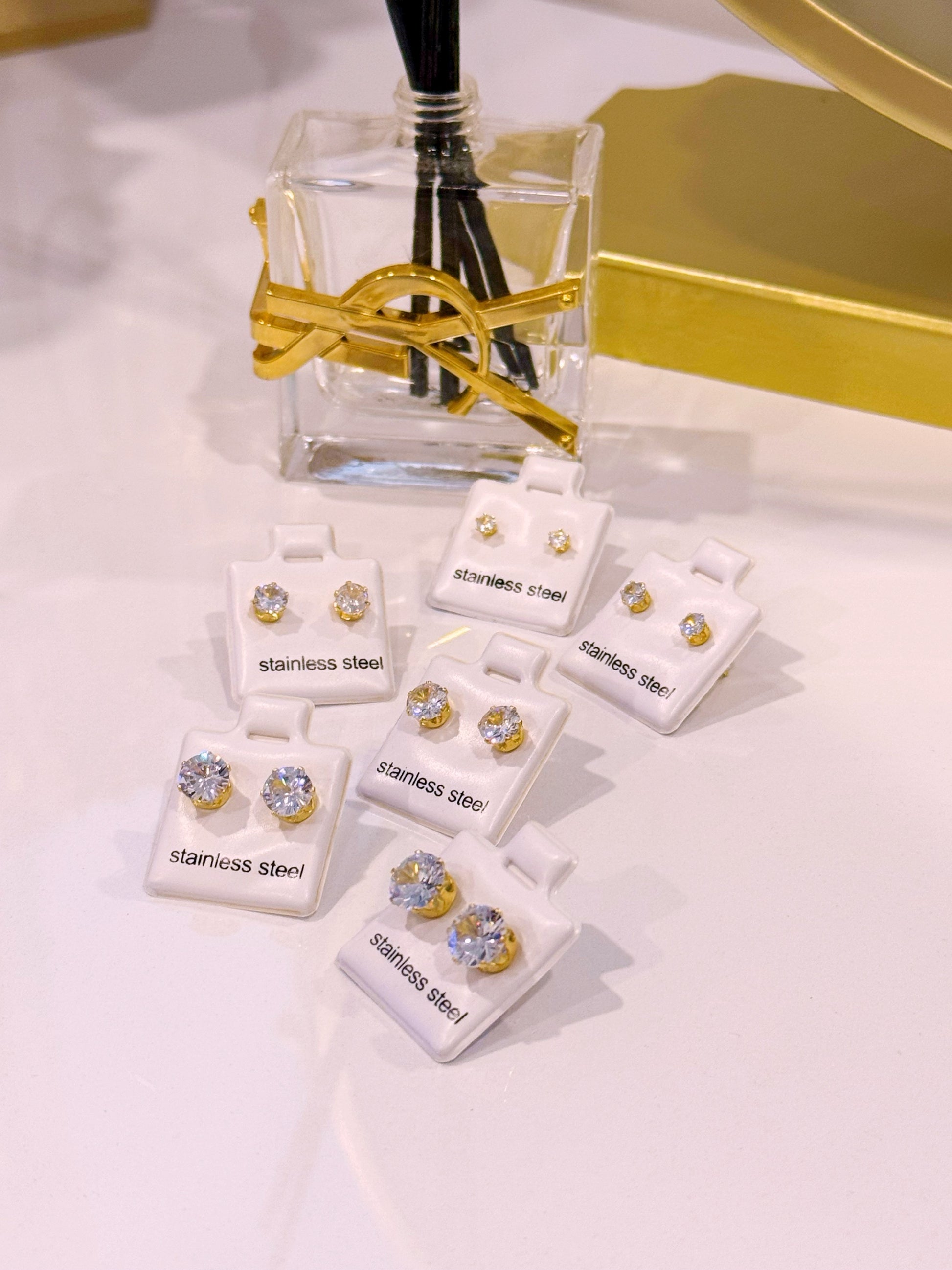 Brincos Pontos de Luz | Dourado • de 3 a 8 mm