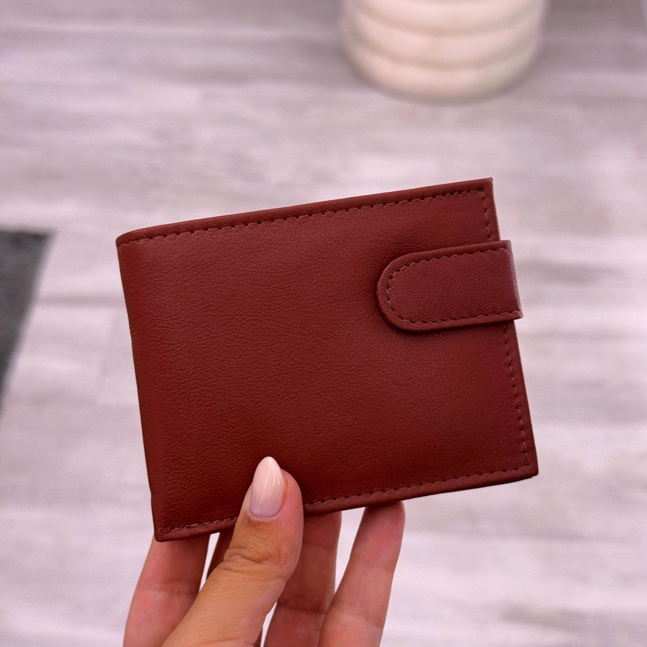 Carteira em pele com fecho de mola