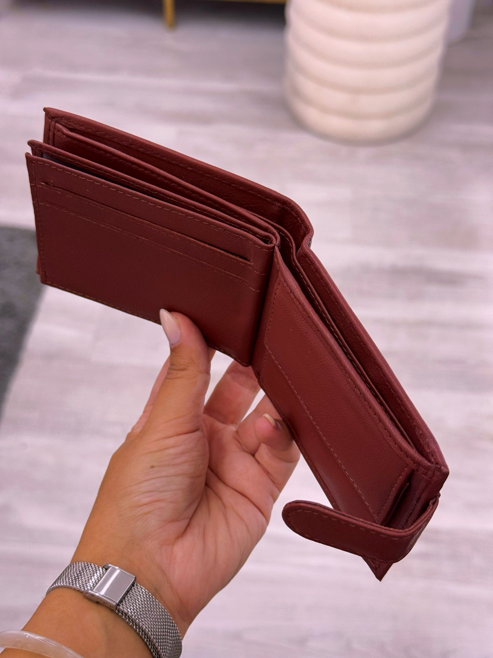 Carteira em pele com fecho de mola