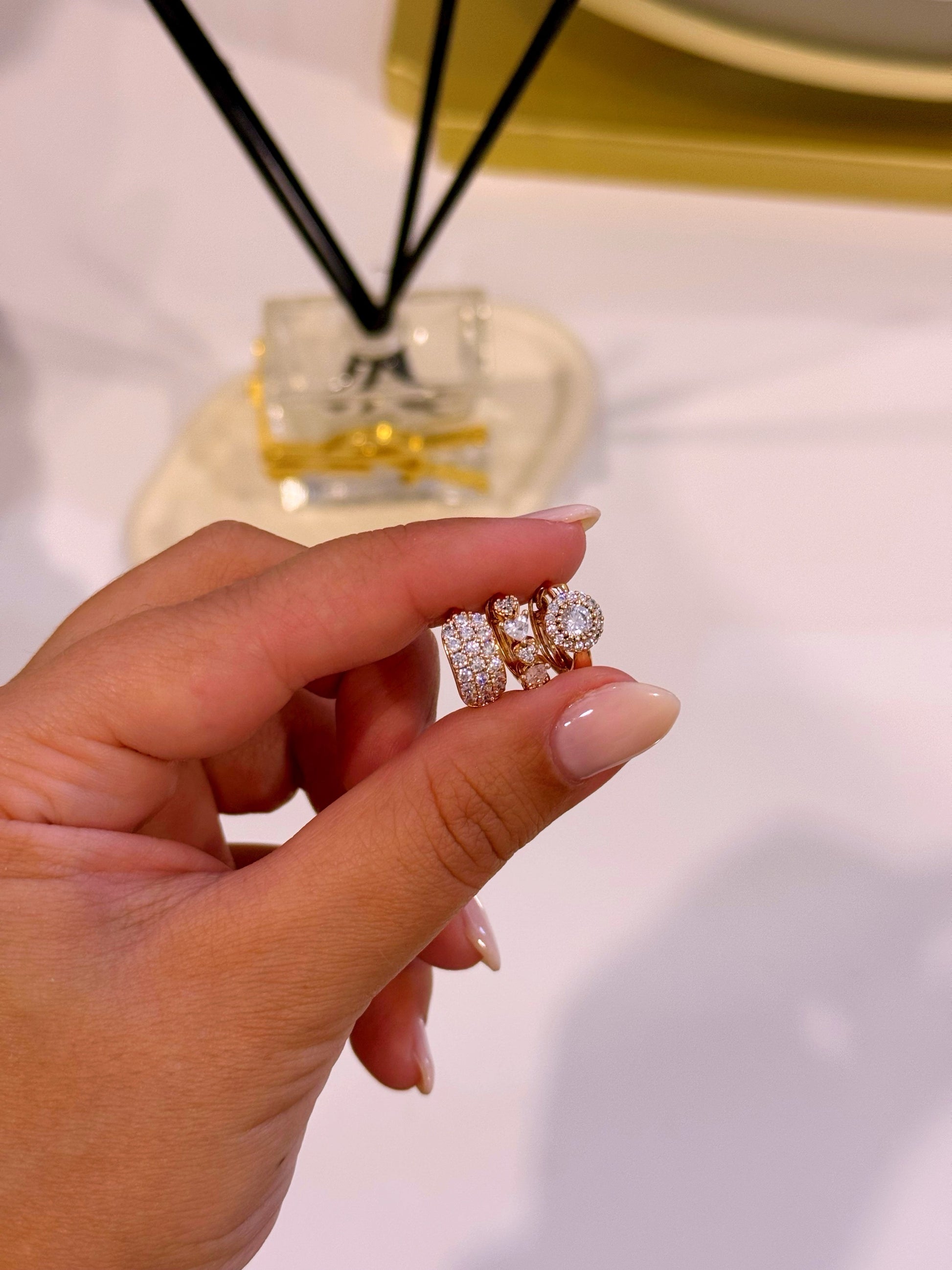 Argolinhas com círculo de brilhantes ao centro | Rose Gold