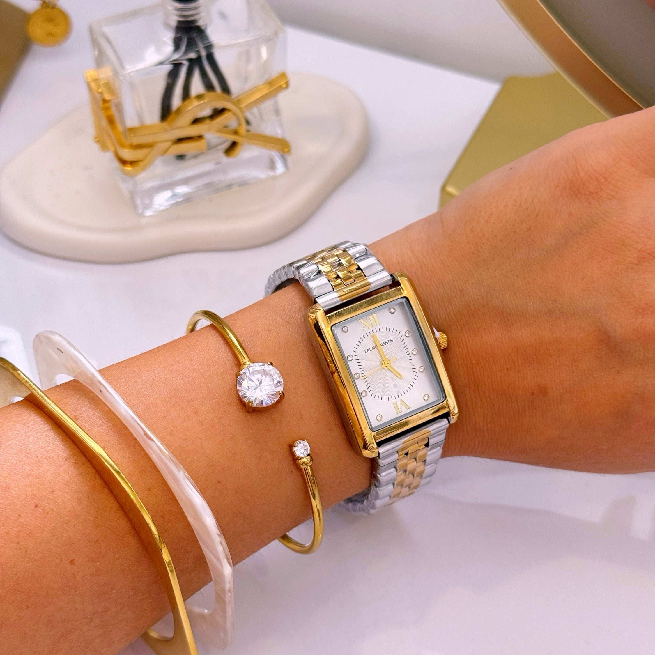 Relógio Analógico mostrador retangular | Fundo Branco