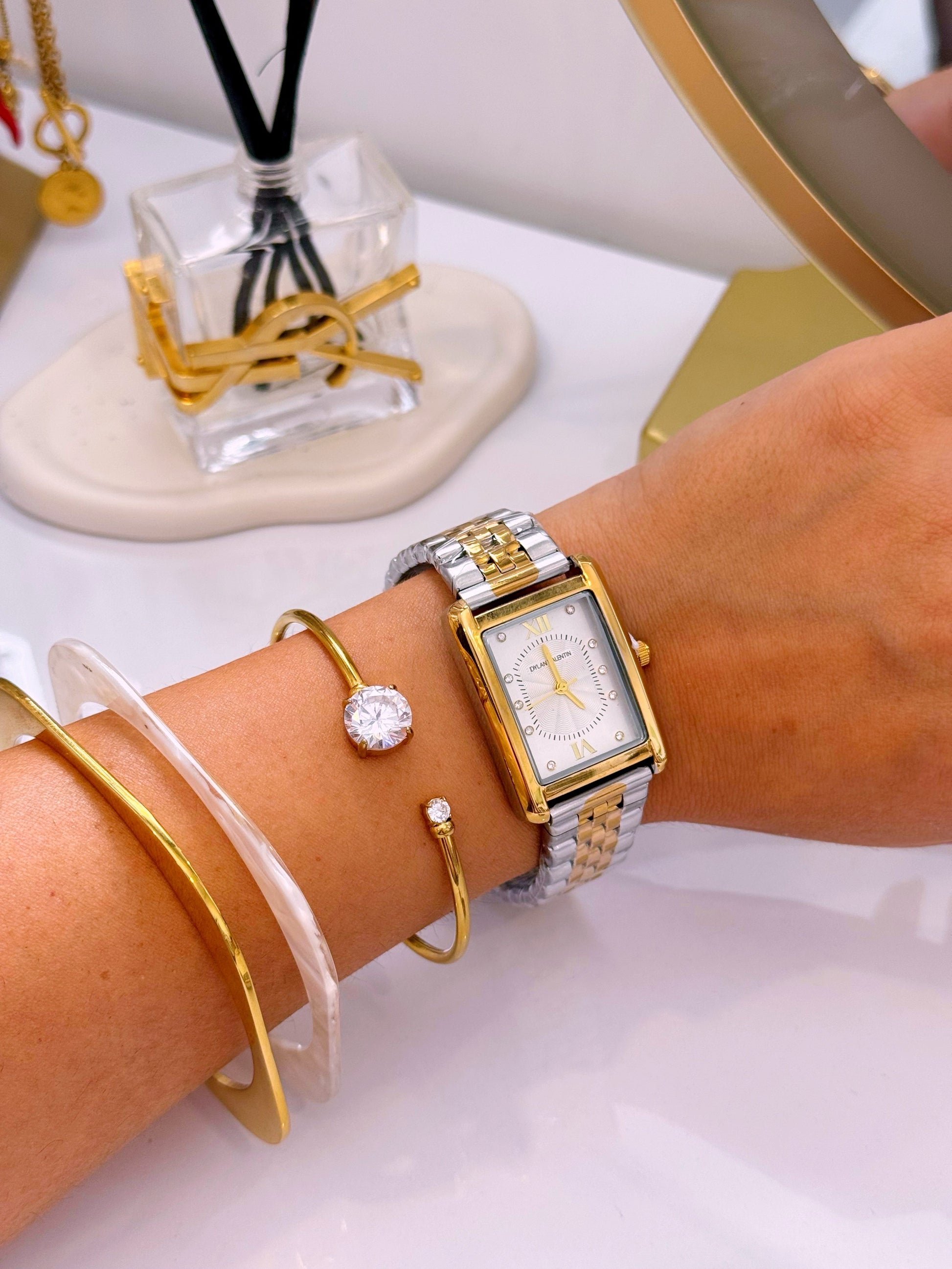 Relógio Analógico mostrador retangular | Fundo Branco