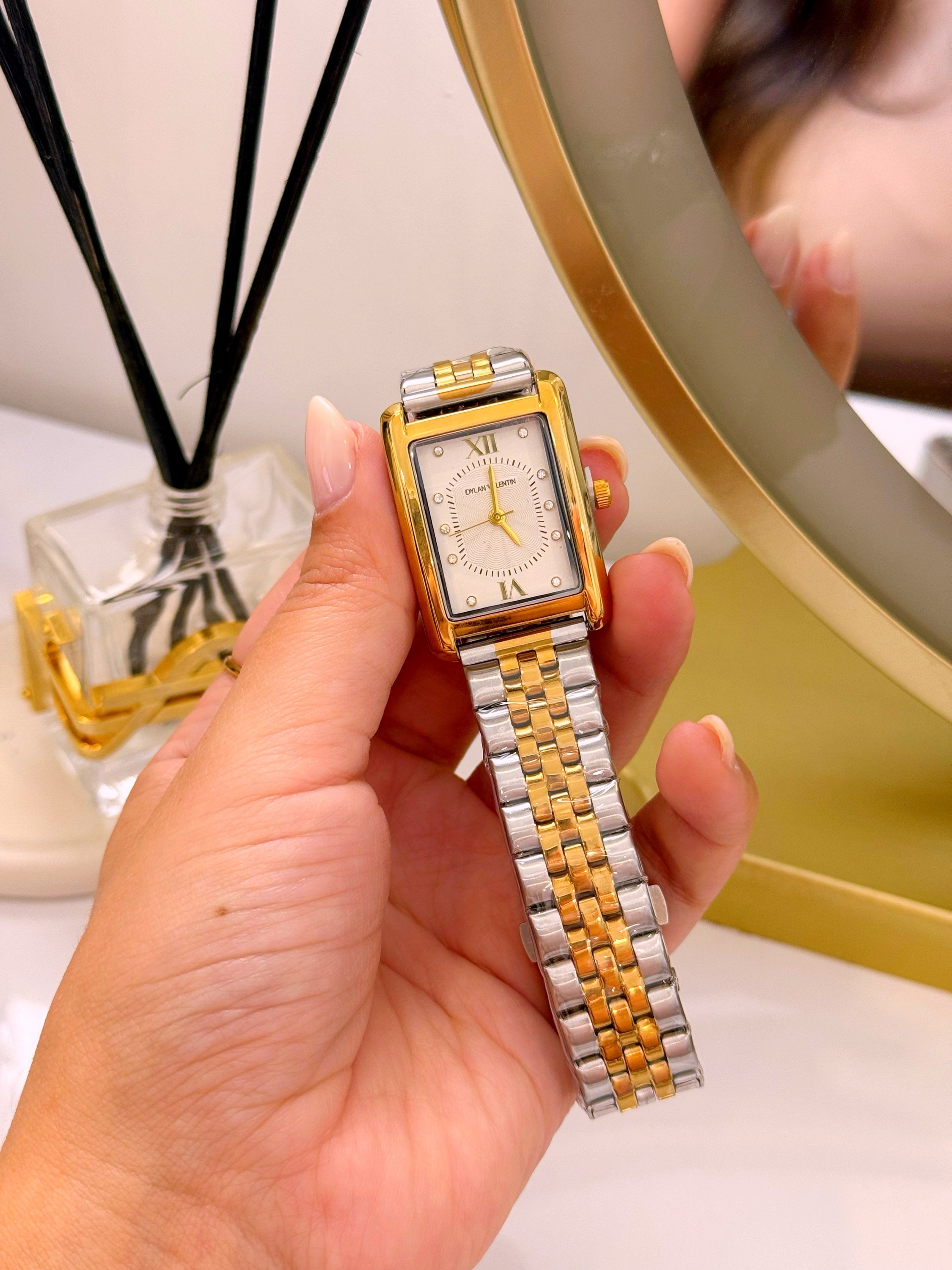 Relógio Analógico mostrador retangular | Fundo Branco