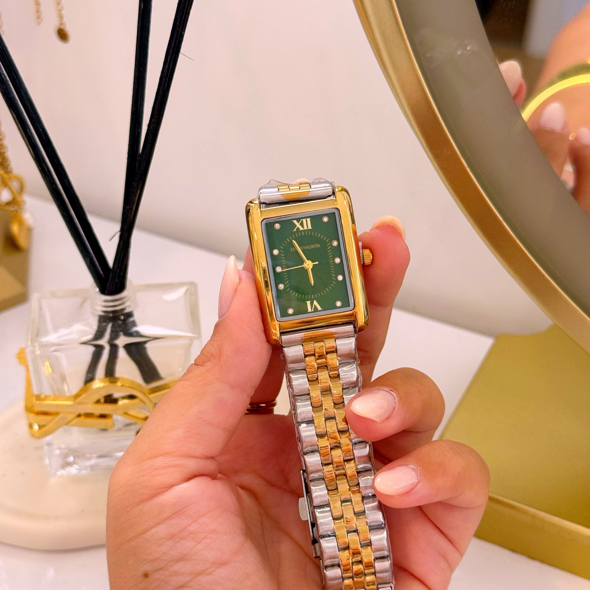 Relógio Analógico mostrador retangular | Fundo Verde