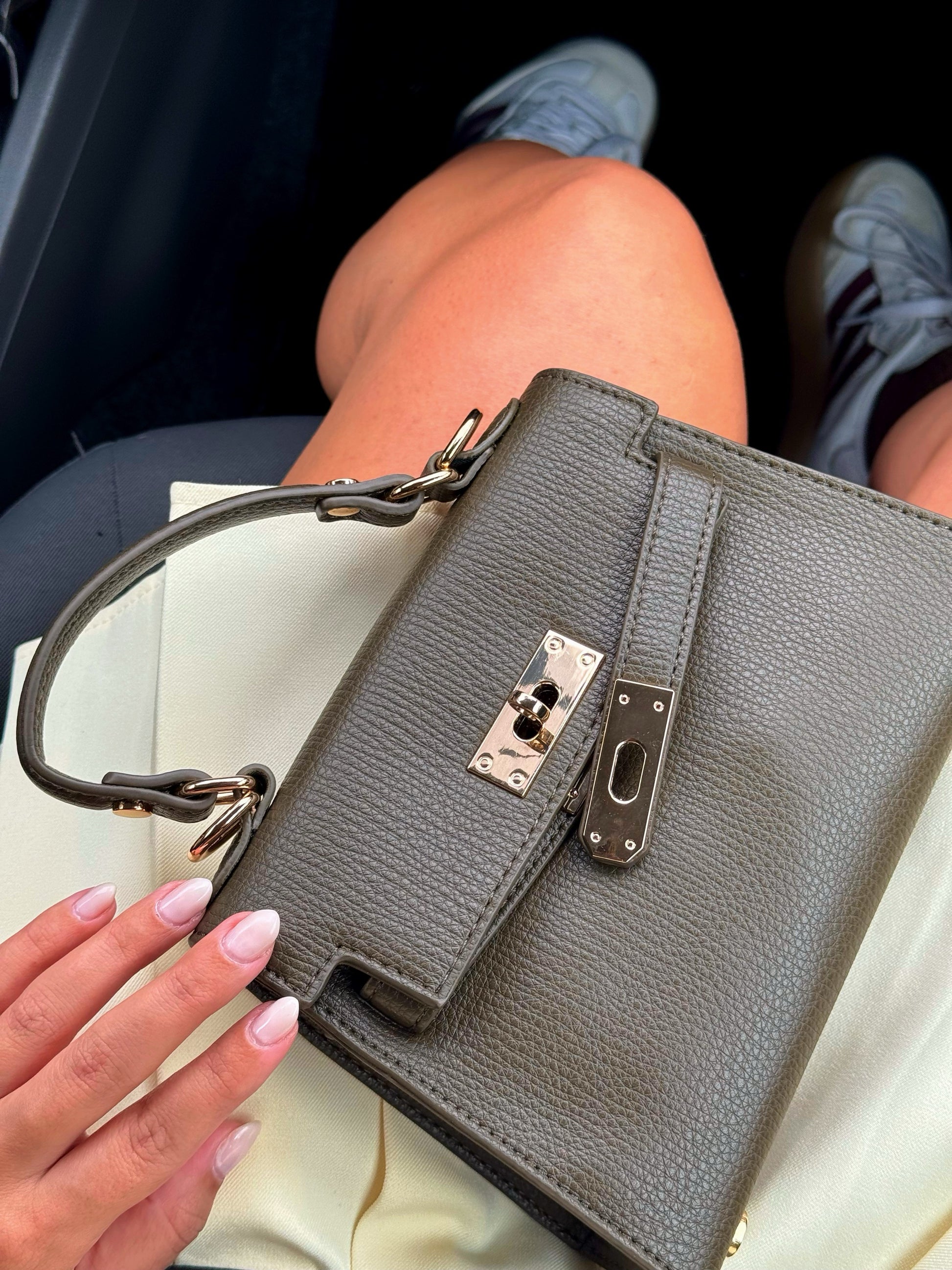 Mala de mão elegante com pormenores dourados | Verde