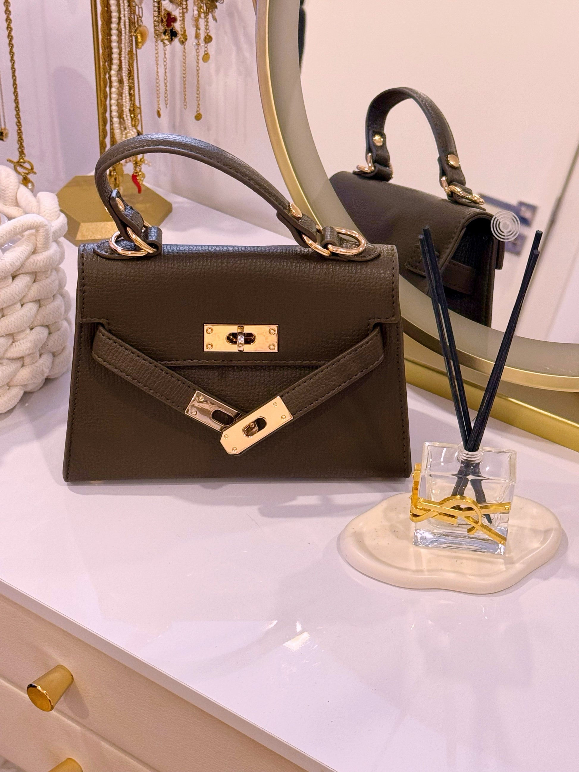 Mala de mão elegante com pormenores dourados | Verde