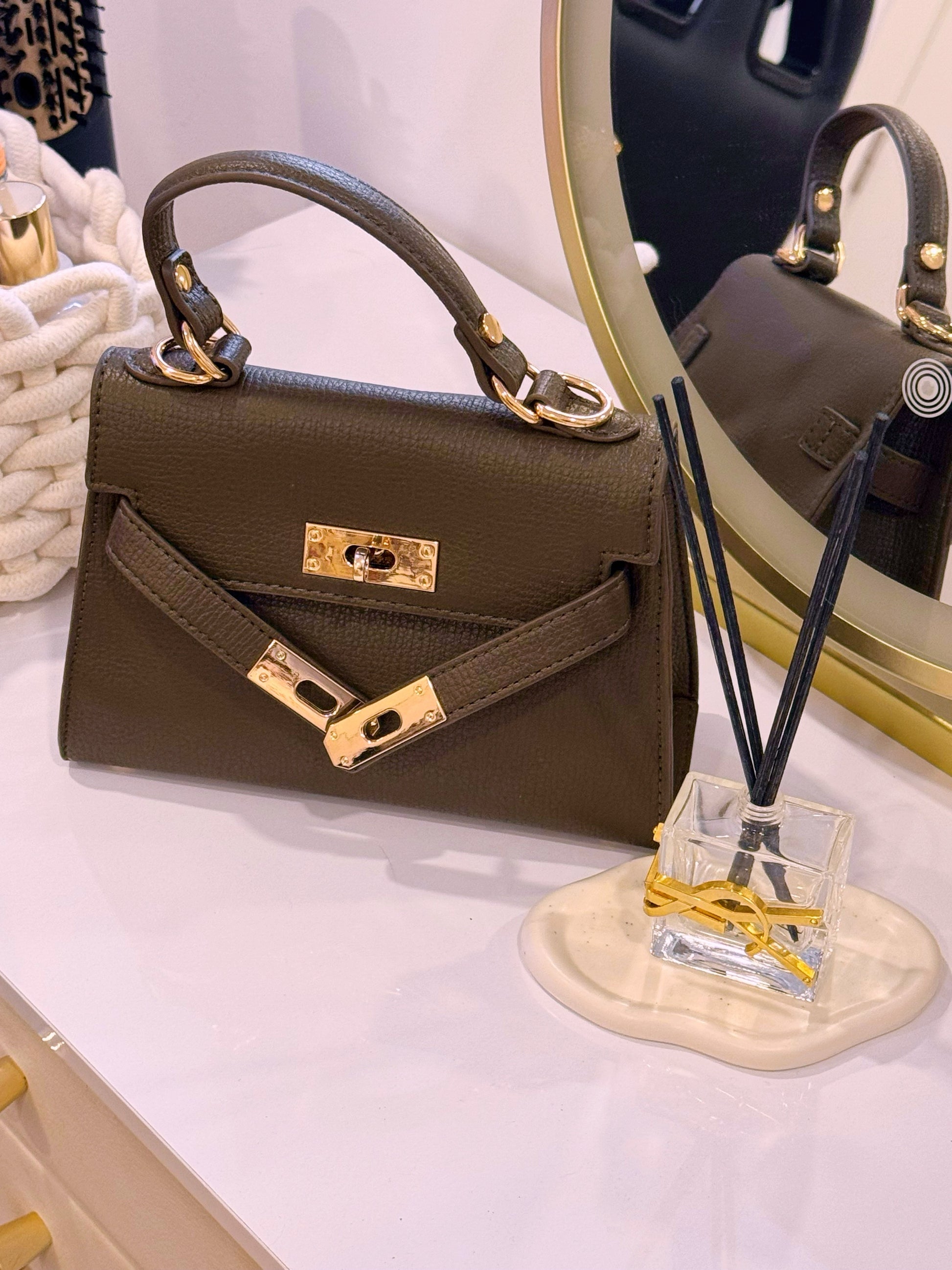 Mala de mão elegante com pormenores dourados | Verde