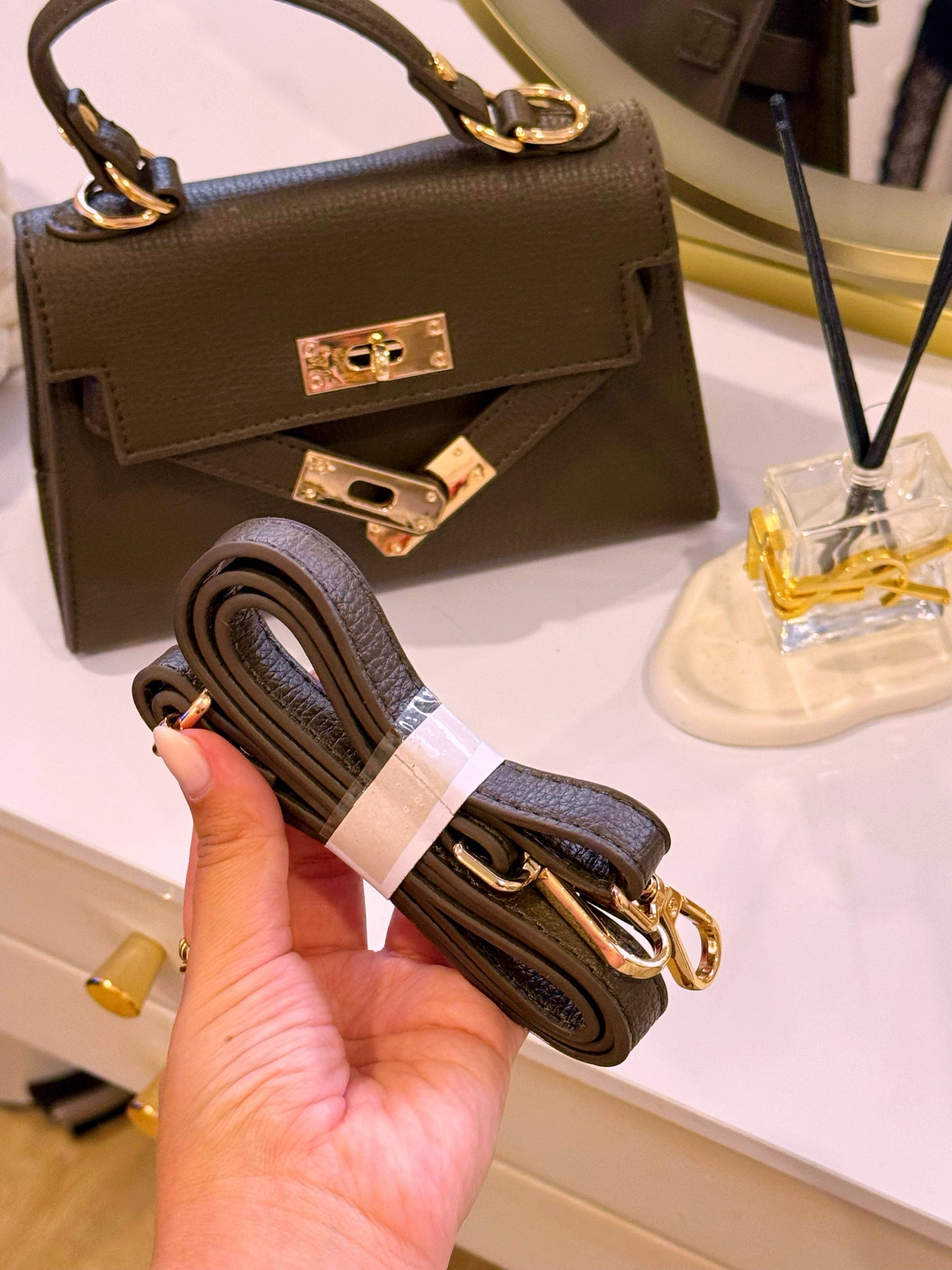 Mala de mão elegante com pormenores dourados | Verde