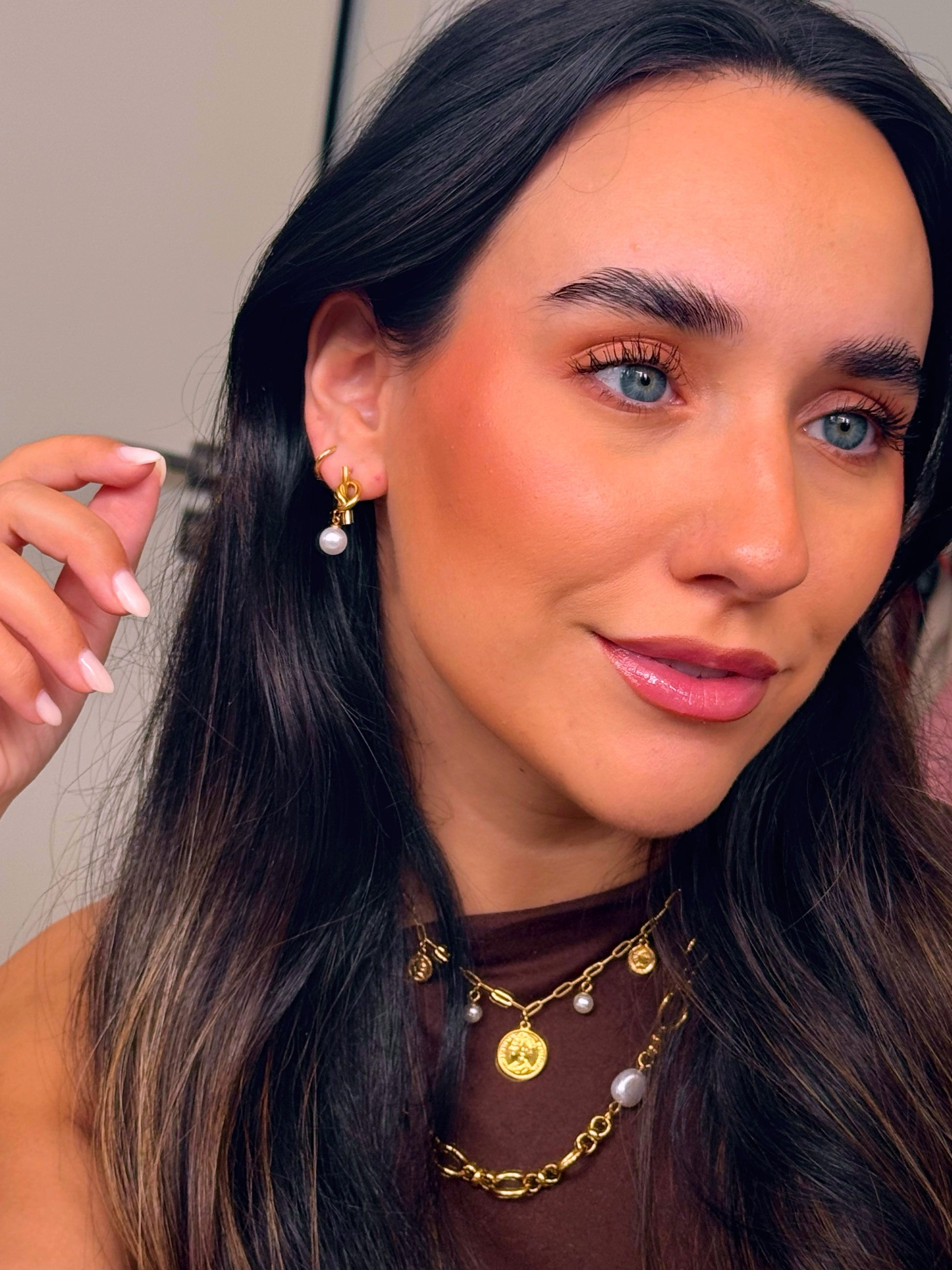 Brincos efeito nó com pérola em pendente | Dourado