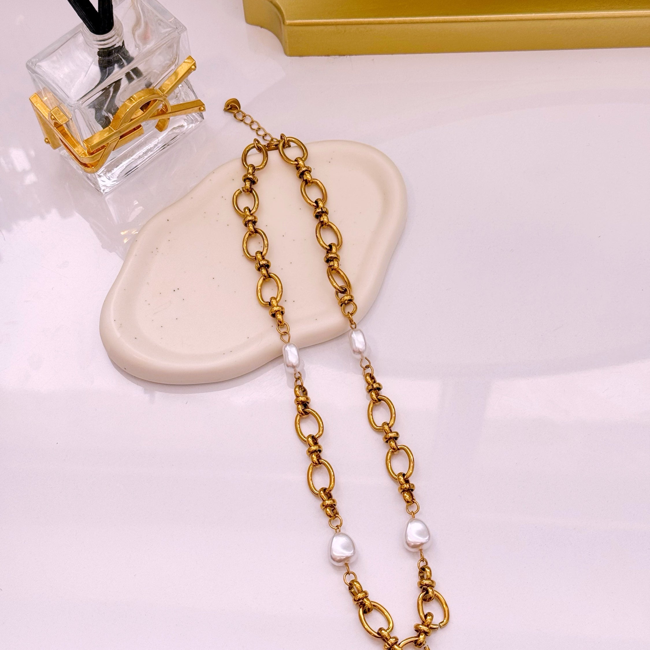 Colar efeito corrente com pérolas | Dourado