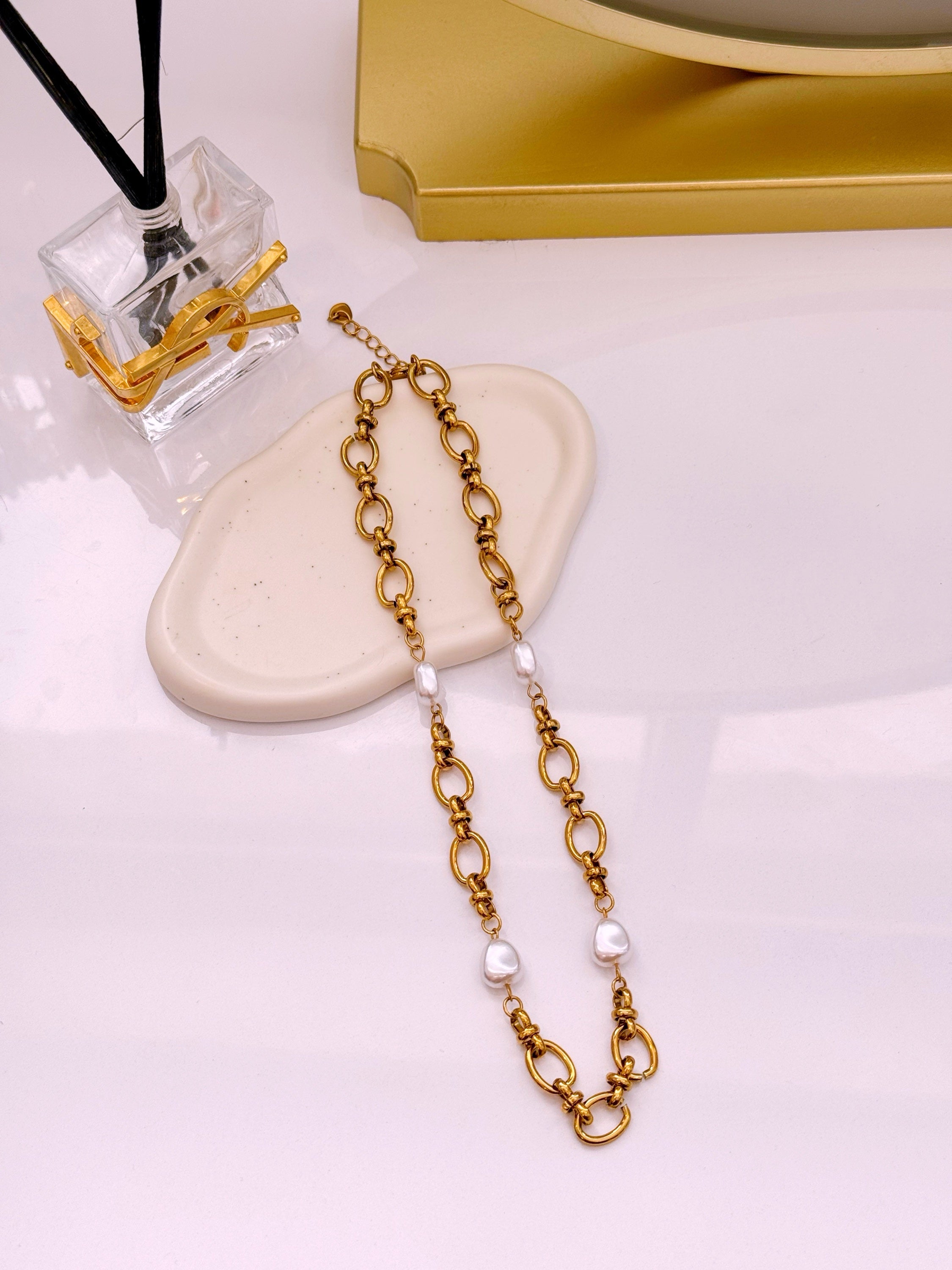 Colar efeito corrente com pérolas | Dourado