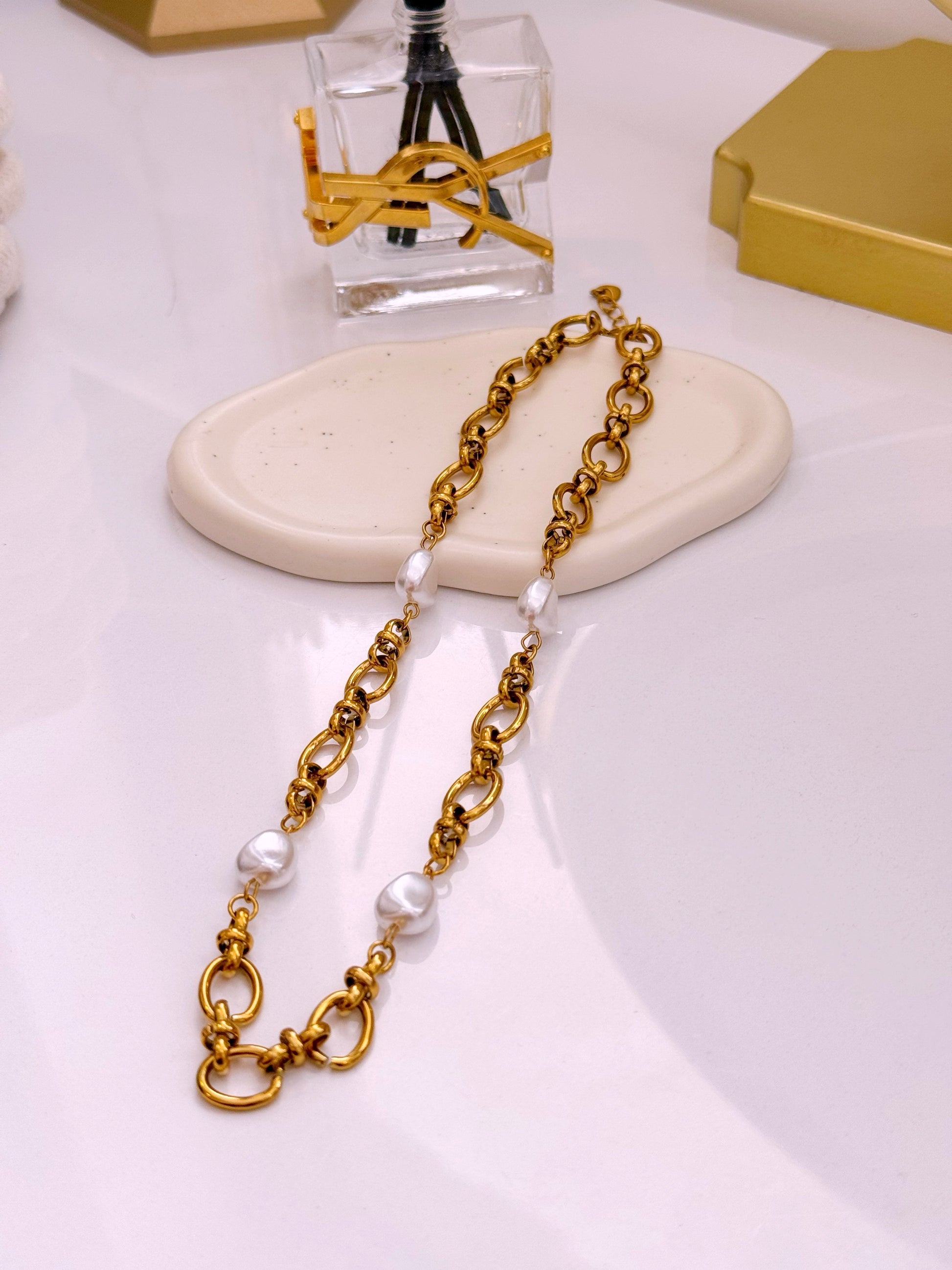 Colar efeito corrente com pérolas | Dourado