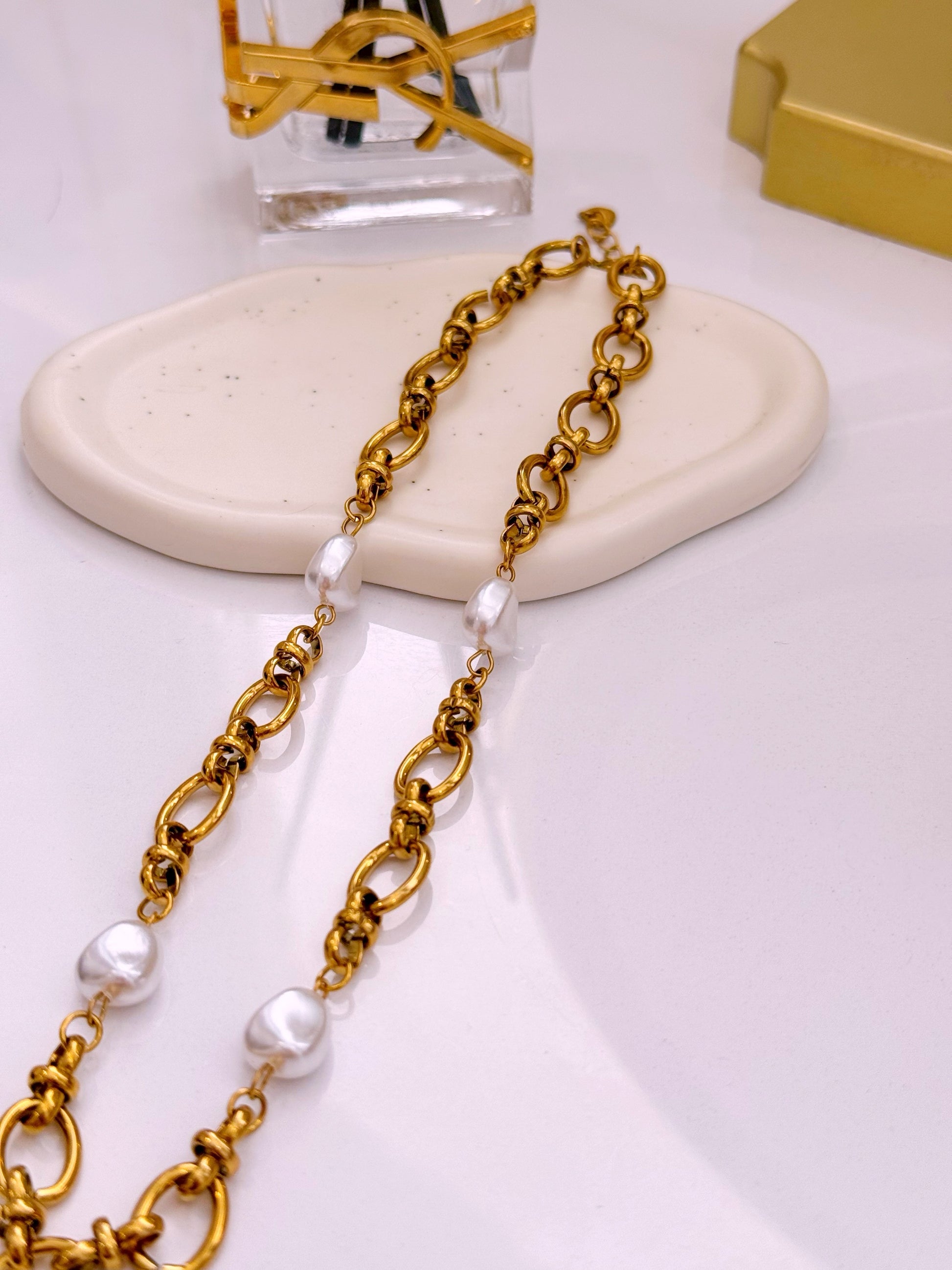 Colar efeito corrente com pérolas | Dourado