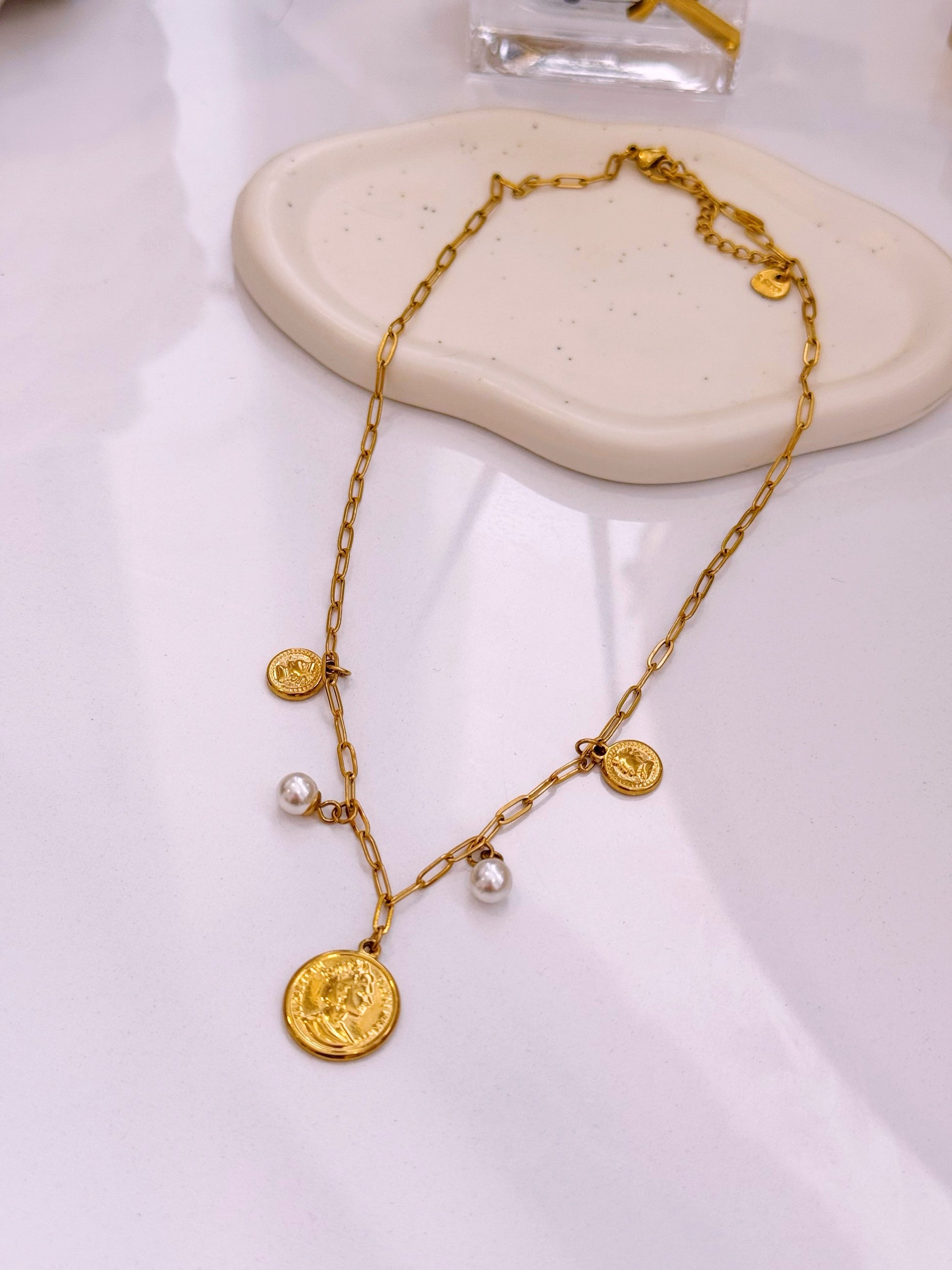 Colar malha corrente com medalhas e pérolas | Dourado