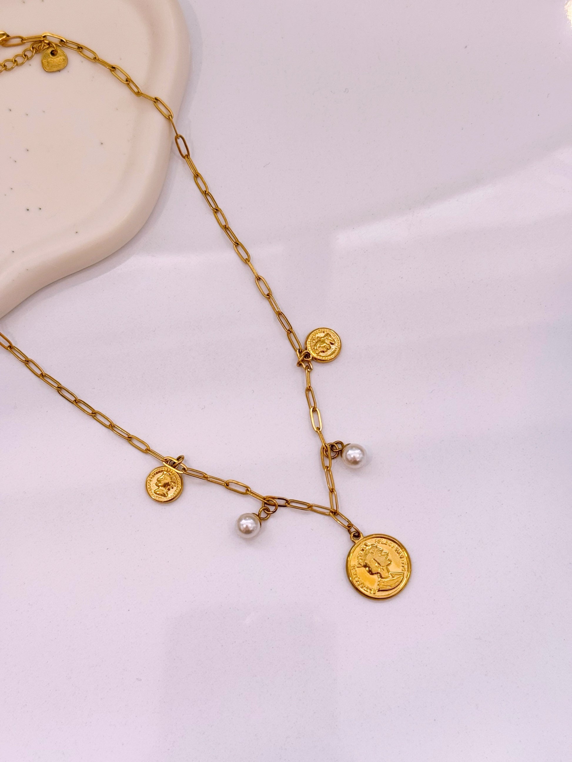 Colar malha corrente com medalhas e pérolas | Dourado