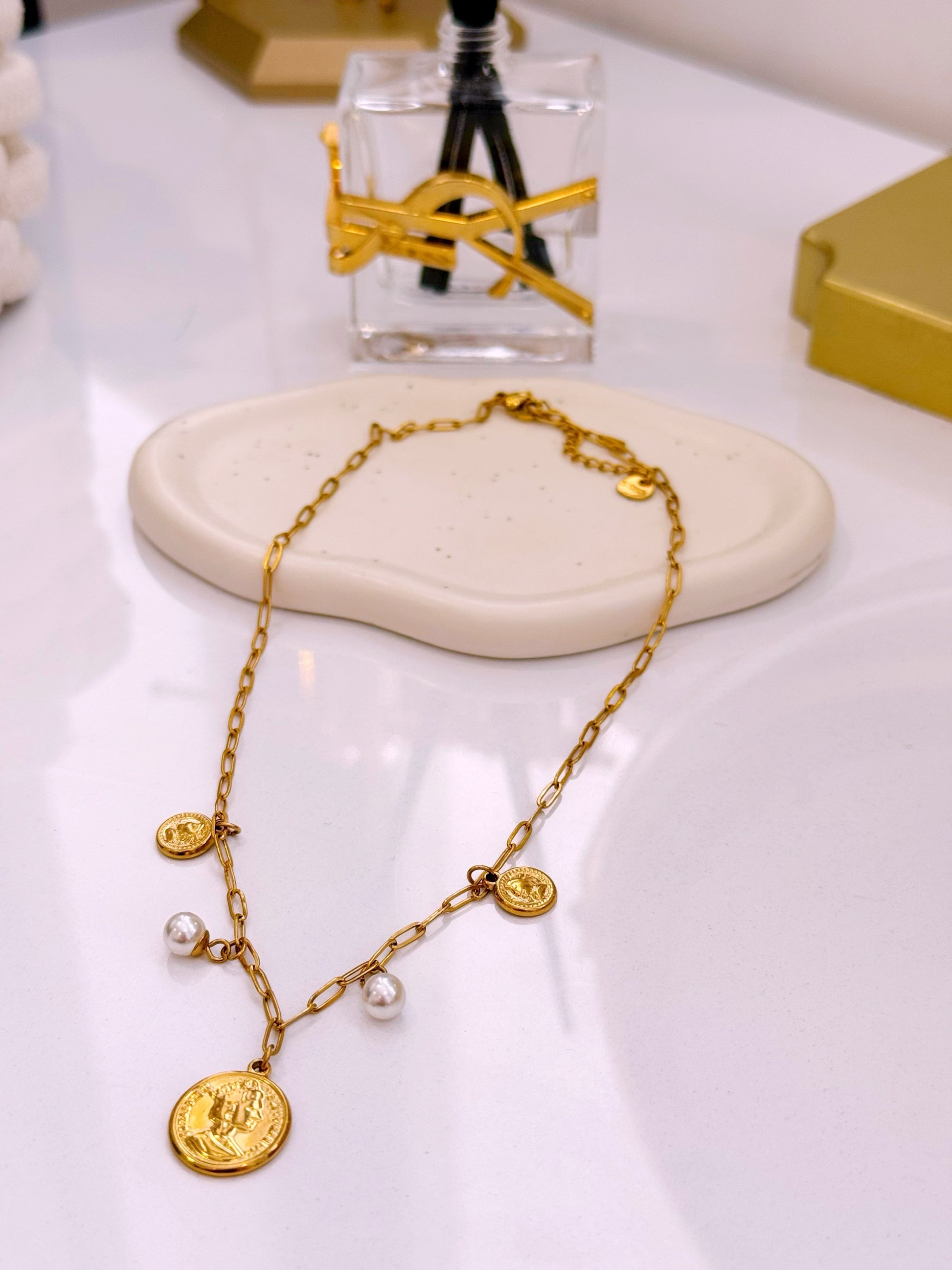 Colar malha corrente com medalhas e pérolas | Dourado