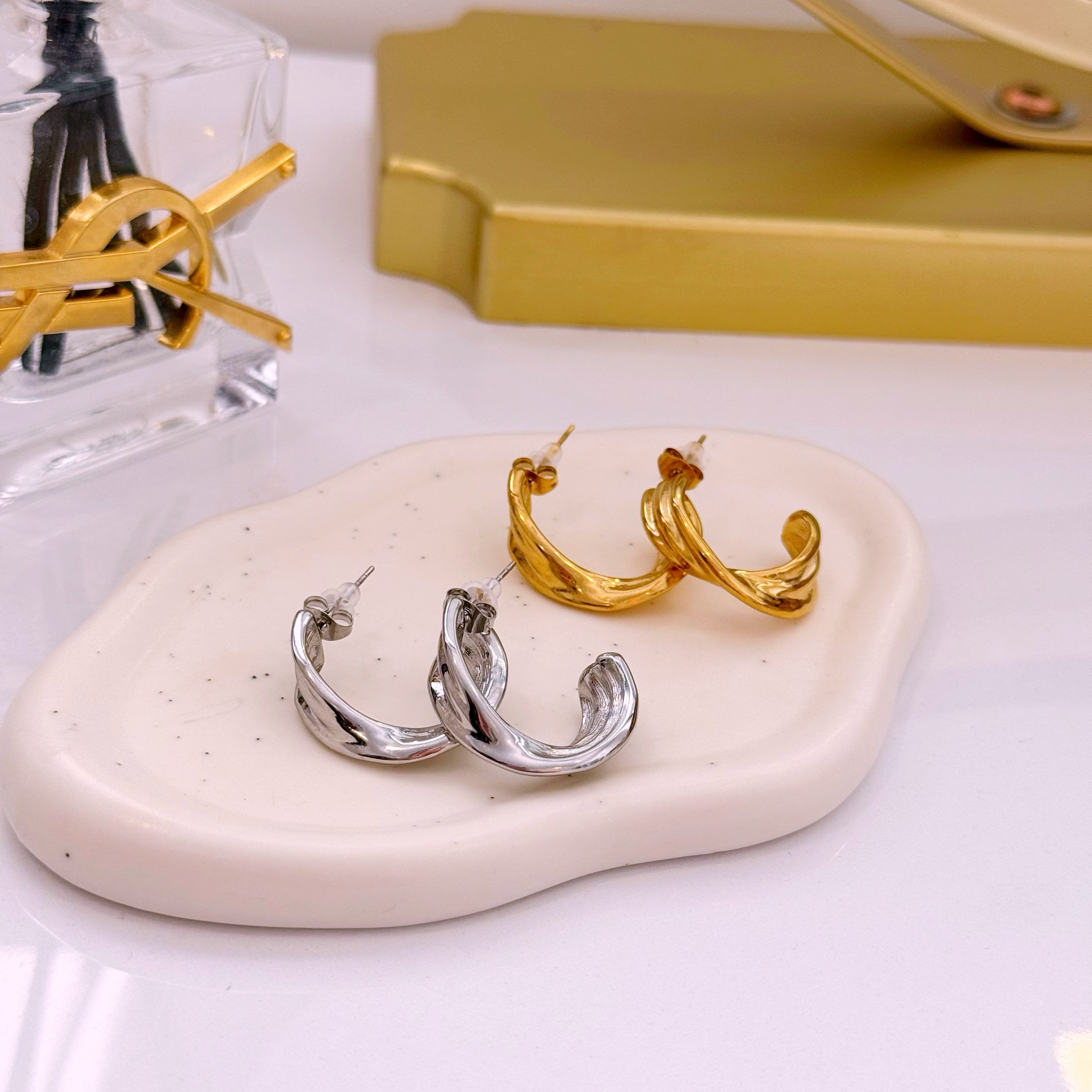 Argolas médias efeito torcido | 2 Cores