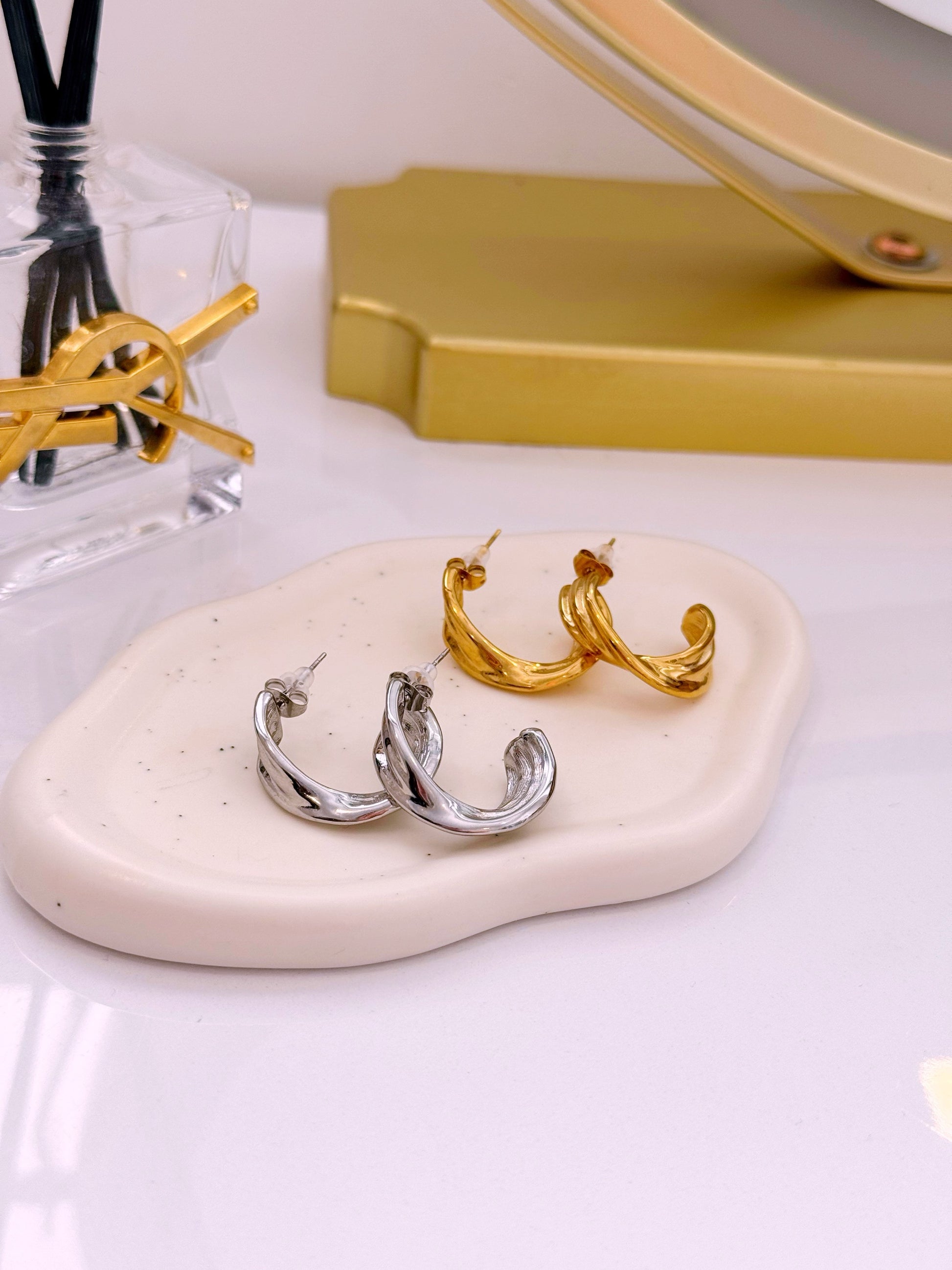 Argolas médias efeito torcido | 2 Cores