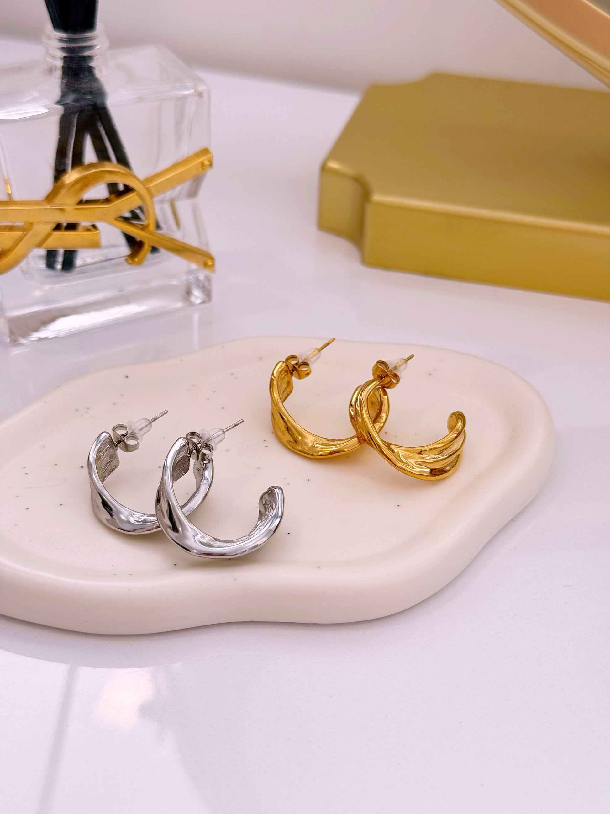 Argolas médias efeito torcido | 2 Cores