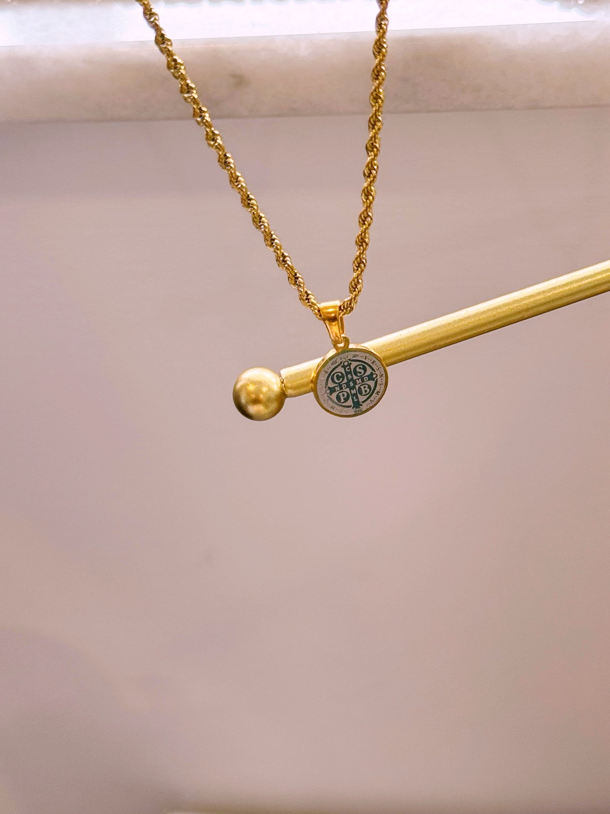 Colar medalha com mix de cores | Dupla face