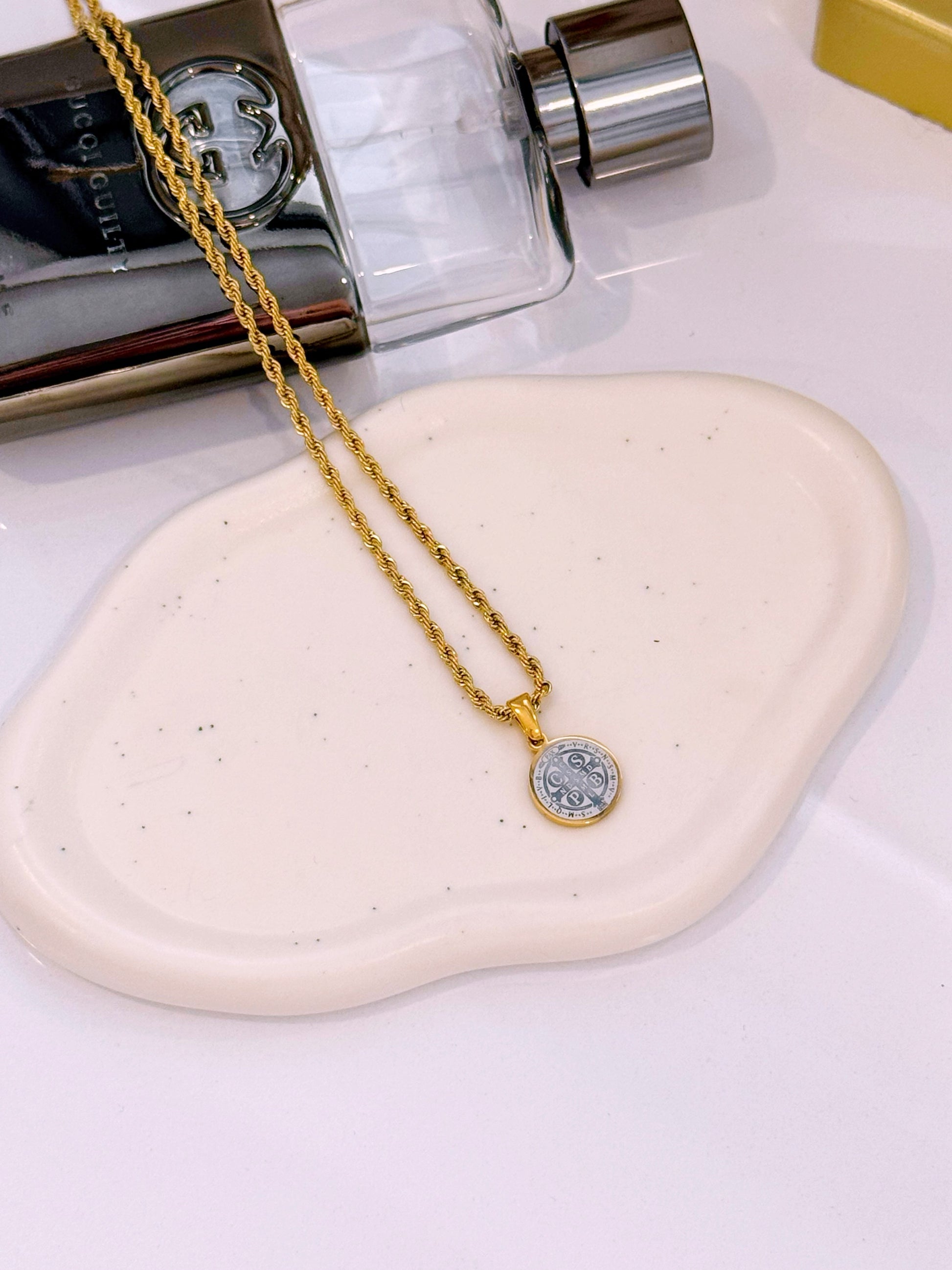 Colar medalha com mix de cores | Dupla face