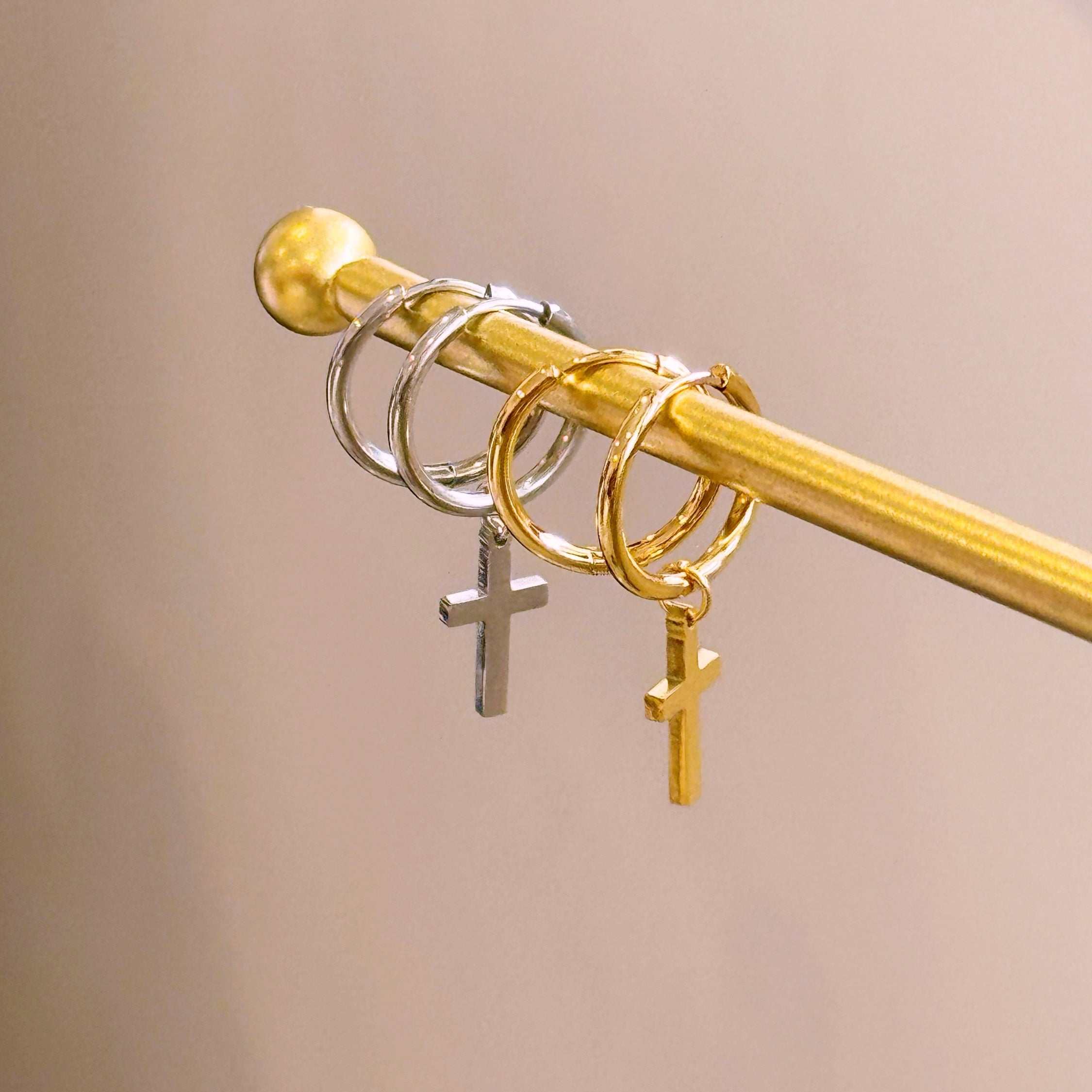 Argolas lisas com cruz | 2 Cores