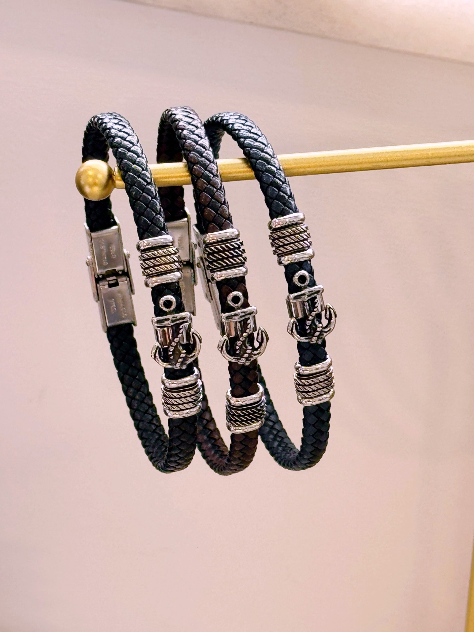 Pulseira em pele efeito entrançado em pormenores metálicos e âncora  | 3 Cores