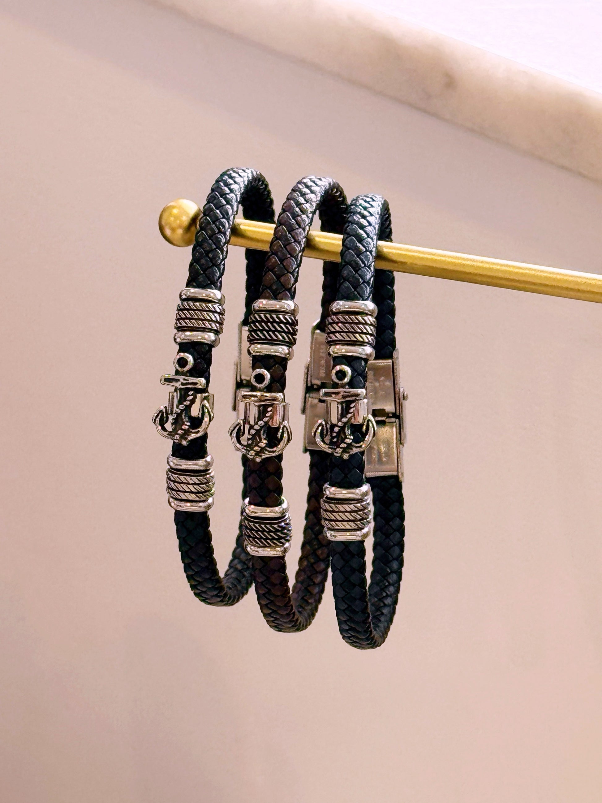 Pulseira em pele efeito entrançado em pormenores metálicos e âncora  | 3 Cores