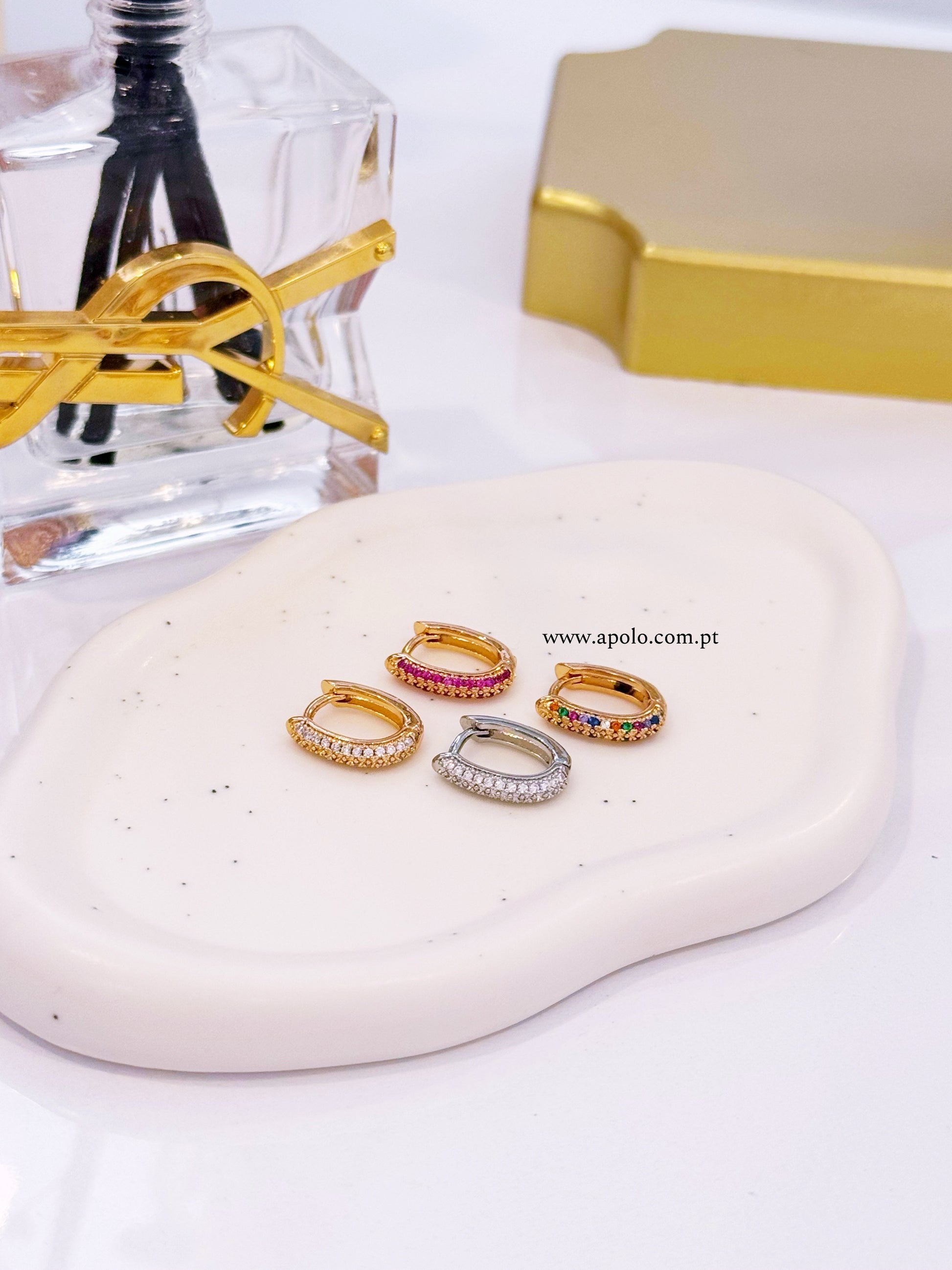 Mini argolas ovais com brilhantes | 4 Cores