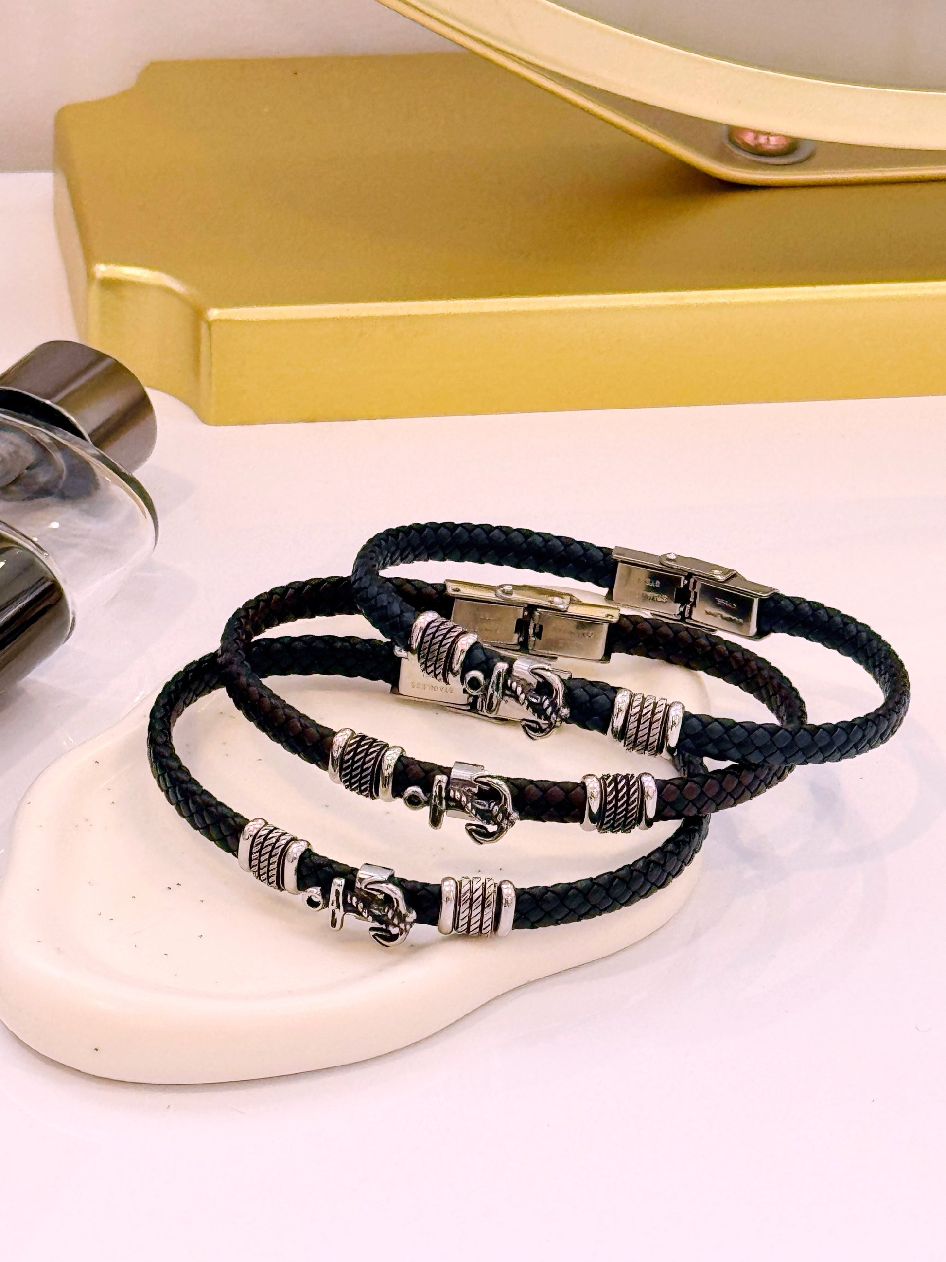 Pulseira em pele efeito entrançado em pormenores metálicos e âncora  | 3 Cores