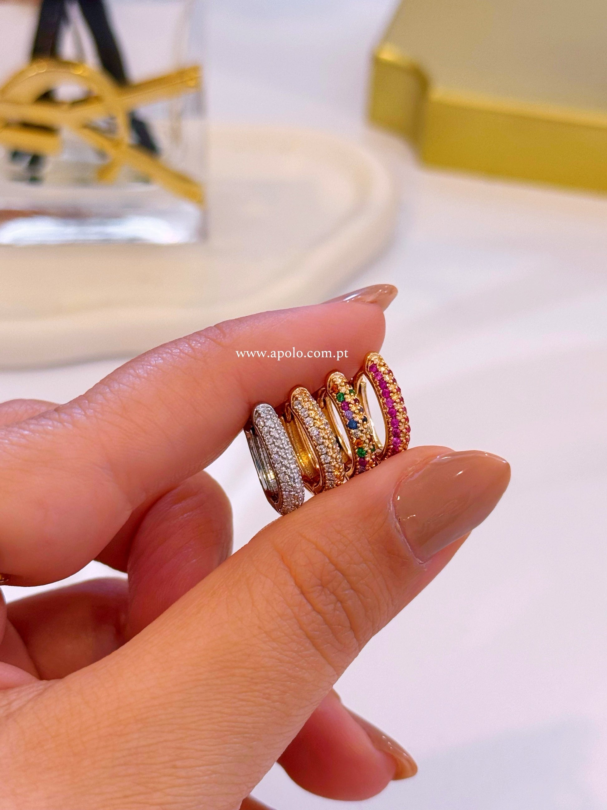 Mini argolas ovais com brilhantes | 4 Cores