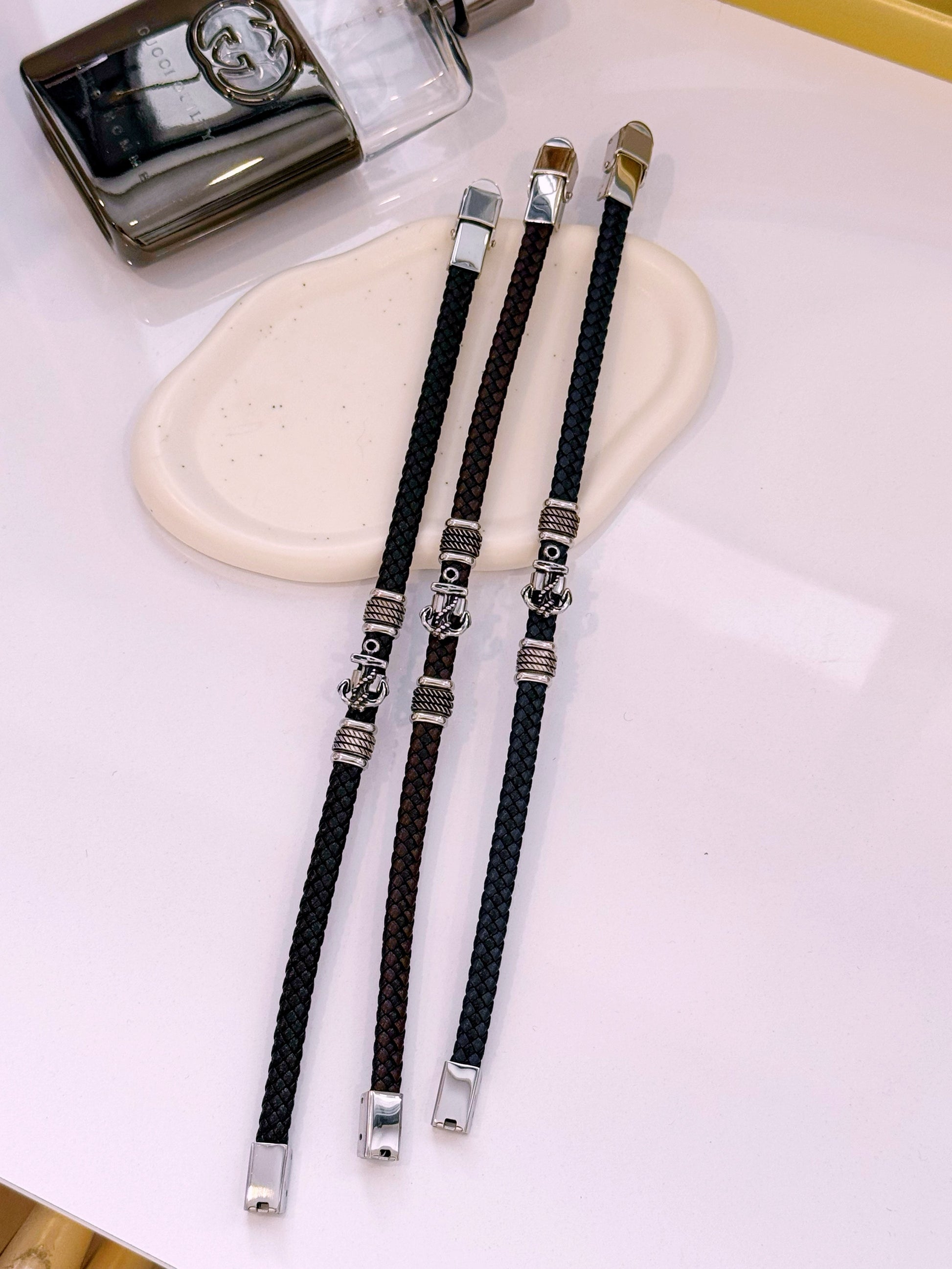 Pulseira em pele efeito entrançado em pormenores metálicos e âncora  | 3 Cores