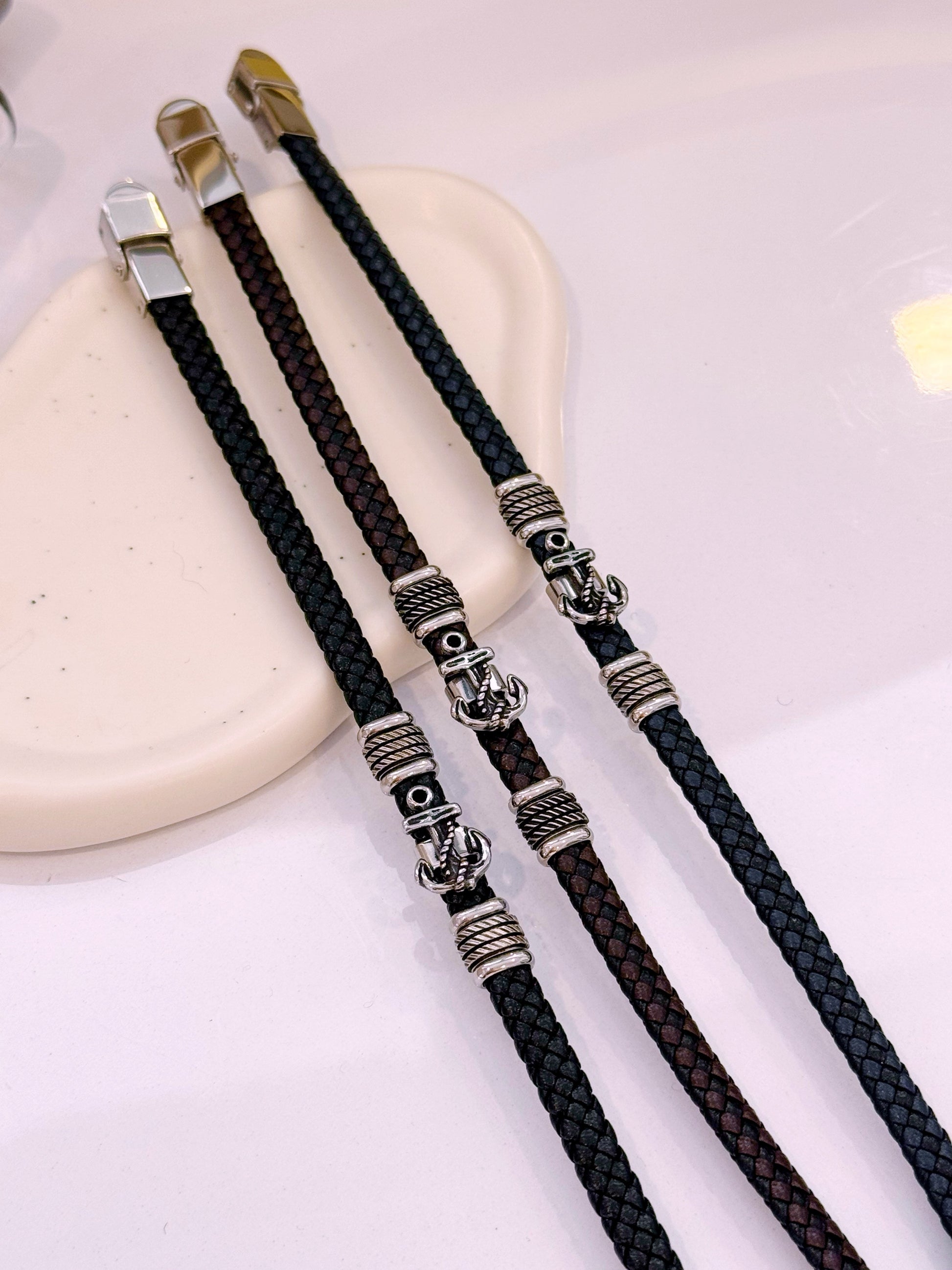 Pulseira em pele efeito entrançado em pormenores metálicos e âncora  | 3 Cores