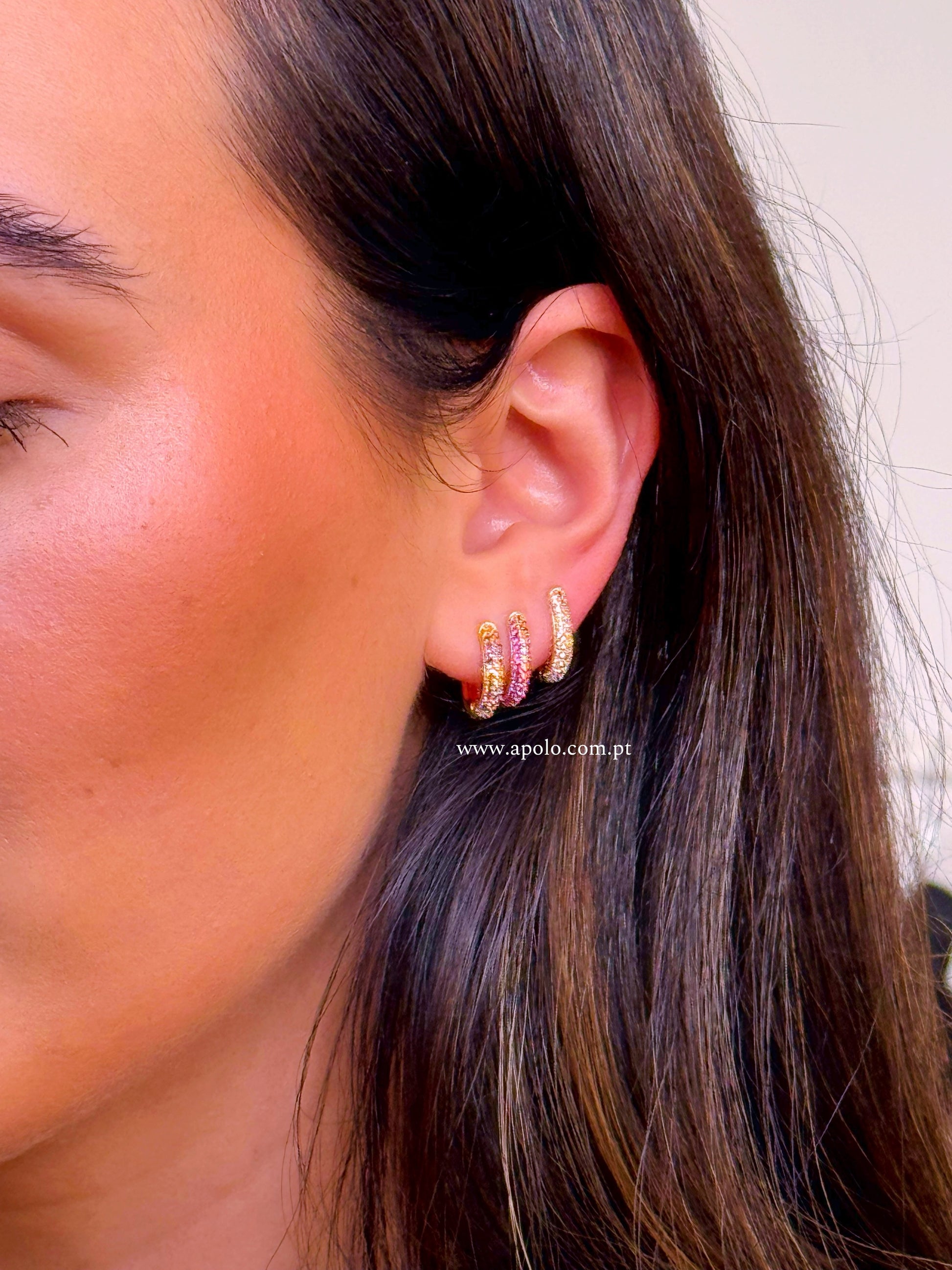 Mini argolas ovais com brilhantes | 4 Cores