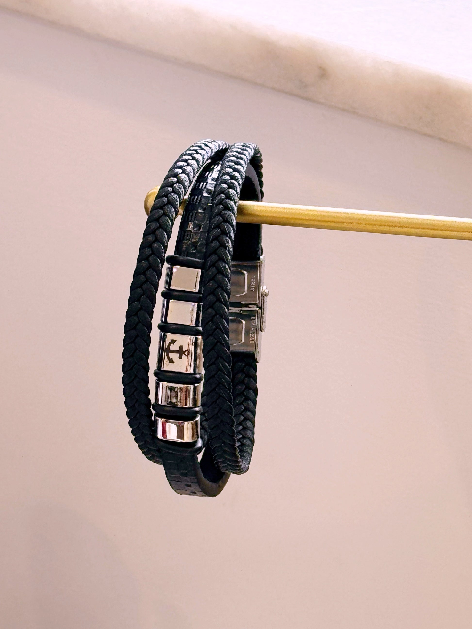 Pulseira em pele efeito triplo com chapa gravada com âncora