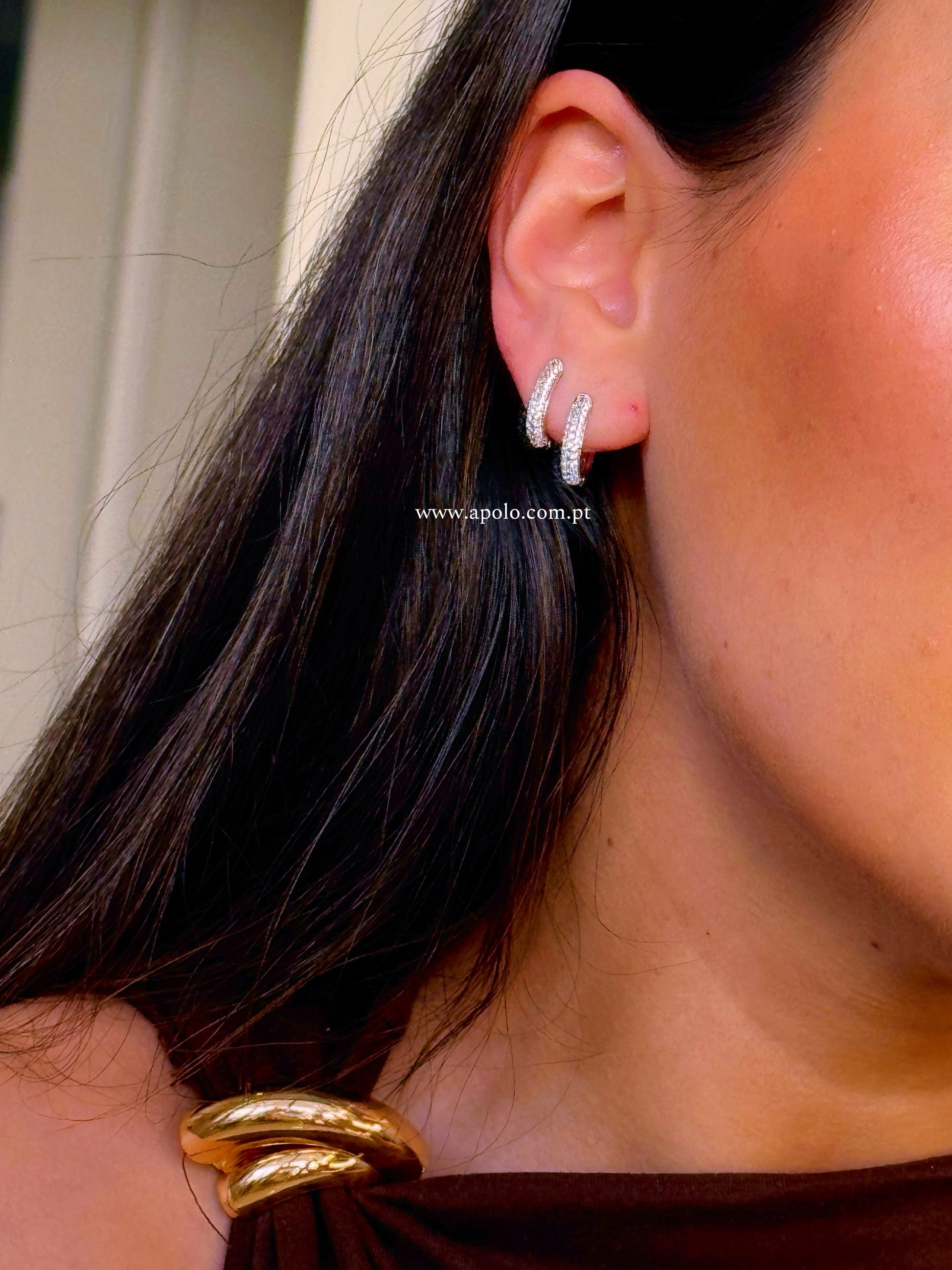 Mini argolas ovais com brilhantes | 4 Cores