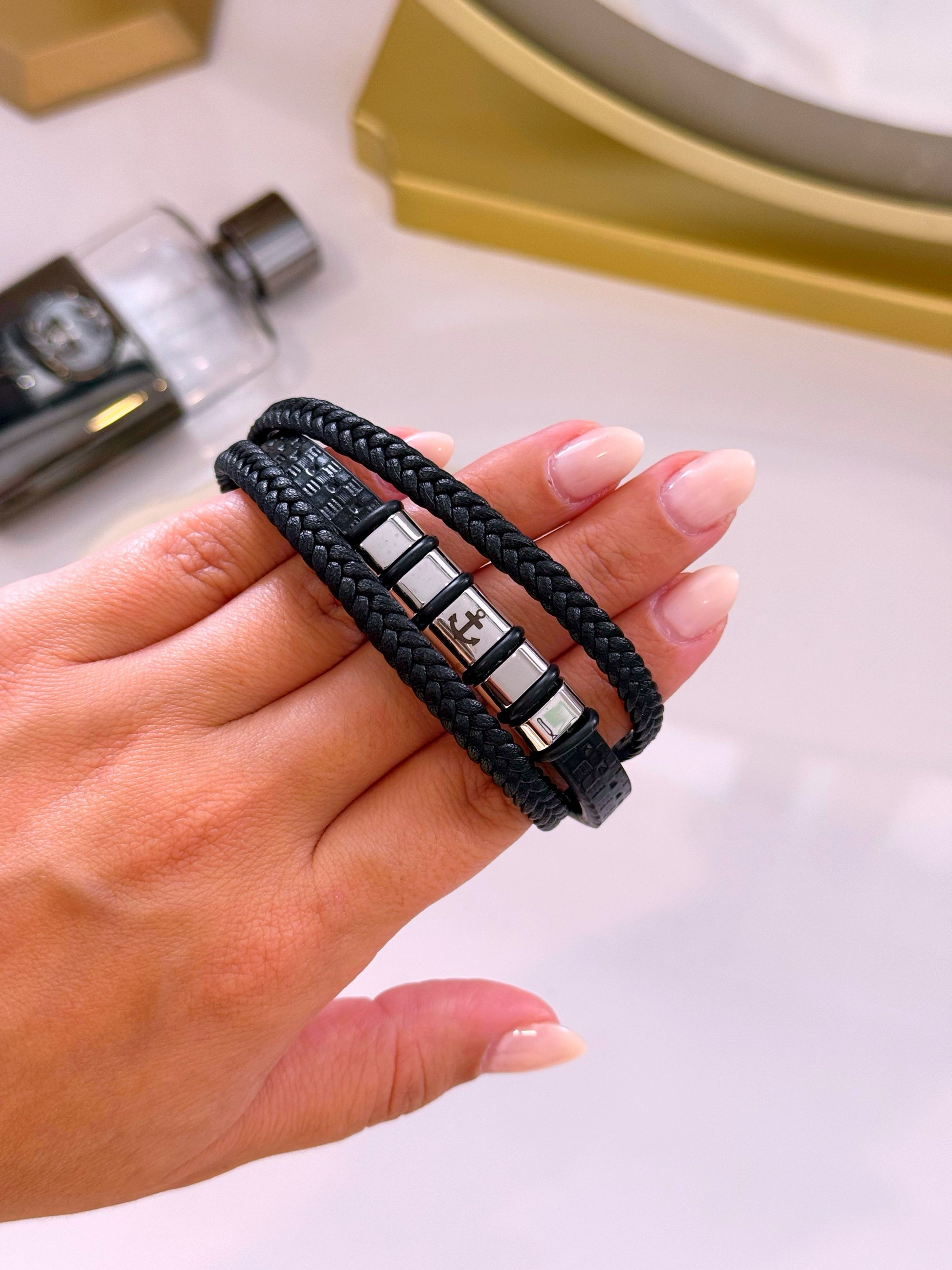 Pulseira em pele efeito triplo com chapa gravada com âncora