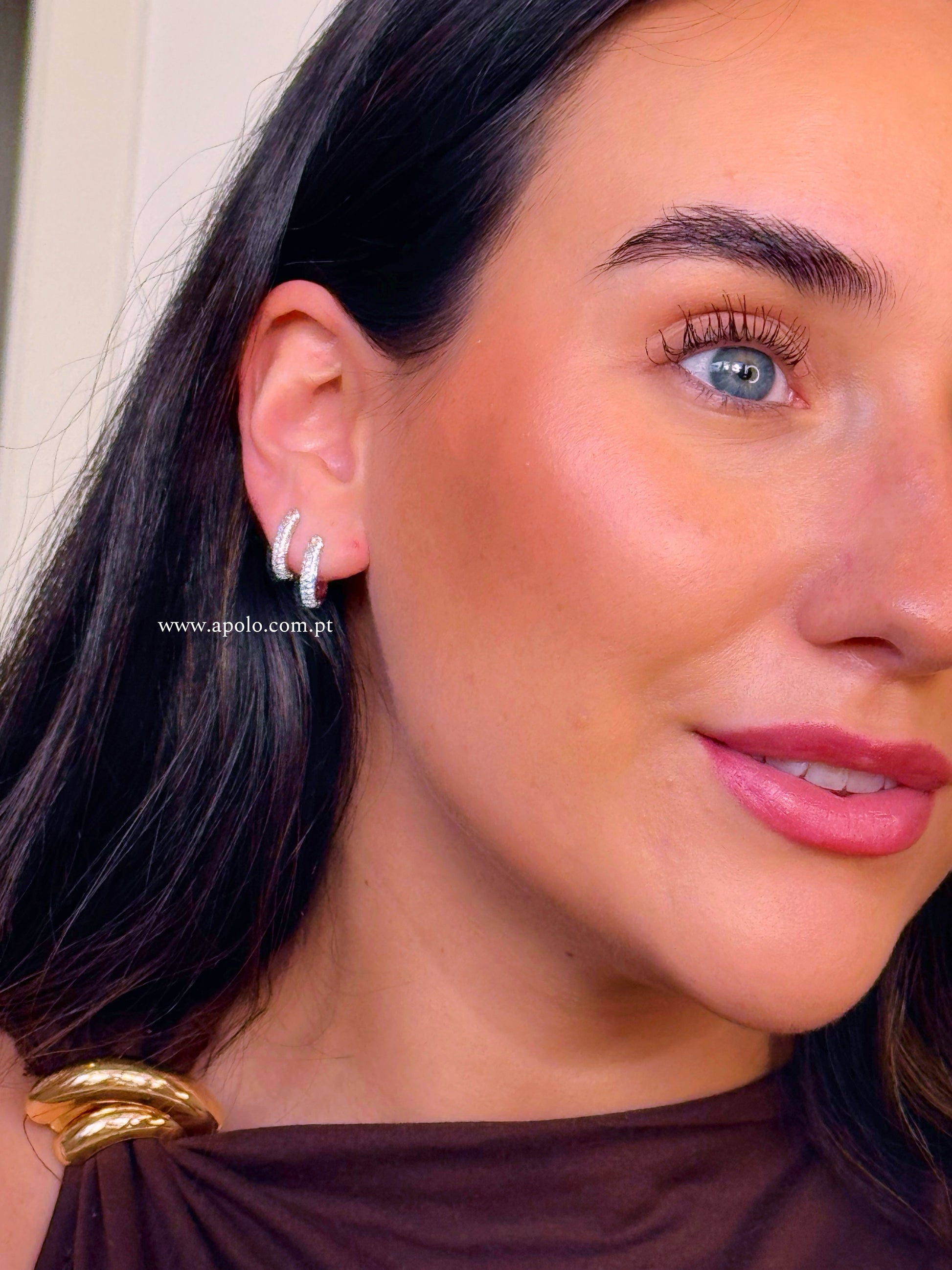 Mini argolas ovais com brilhantes | 4 Cores