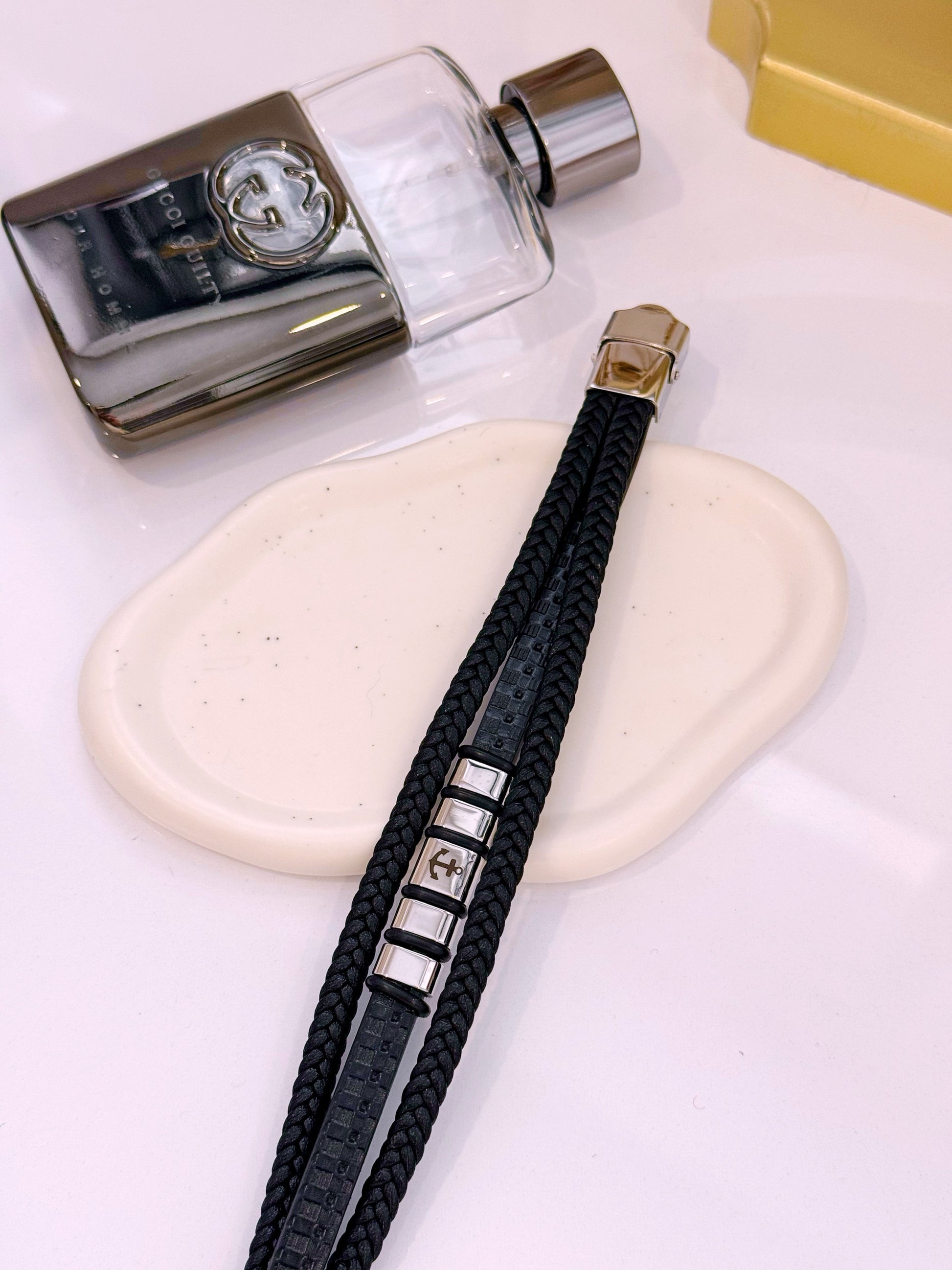 Pulseira em pele efeito triplo com chapa gravada com âncora