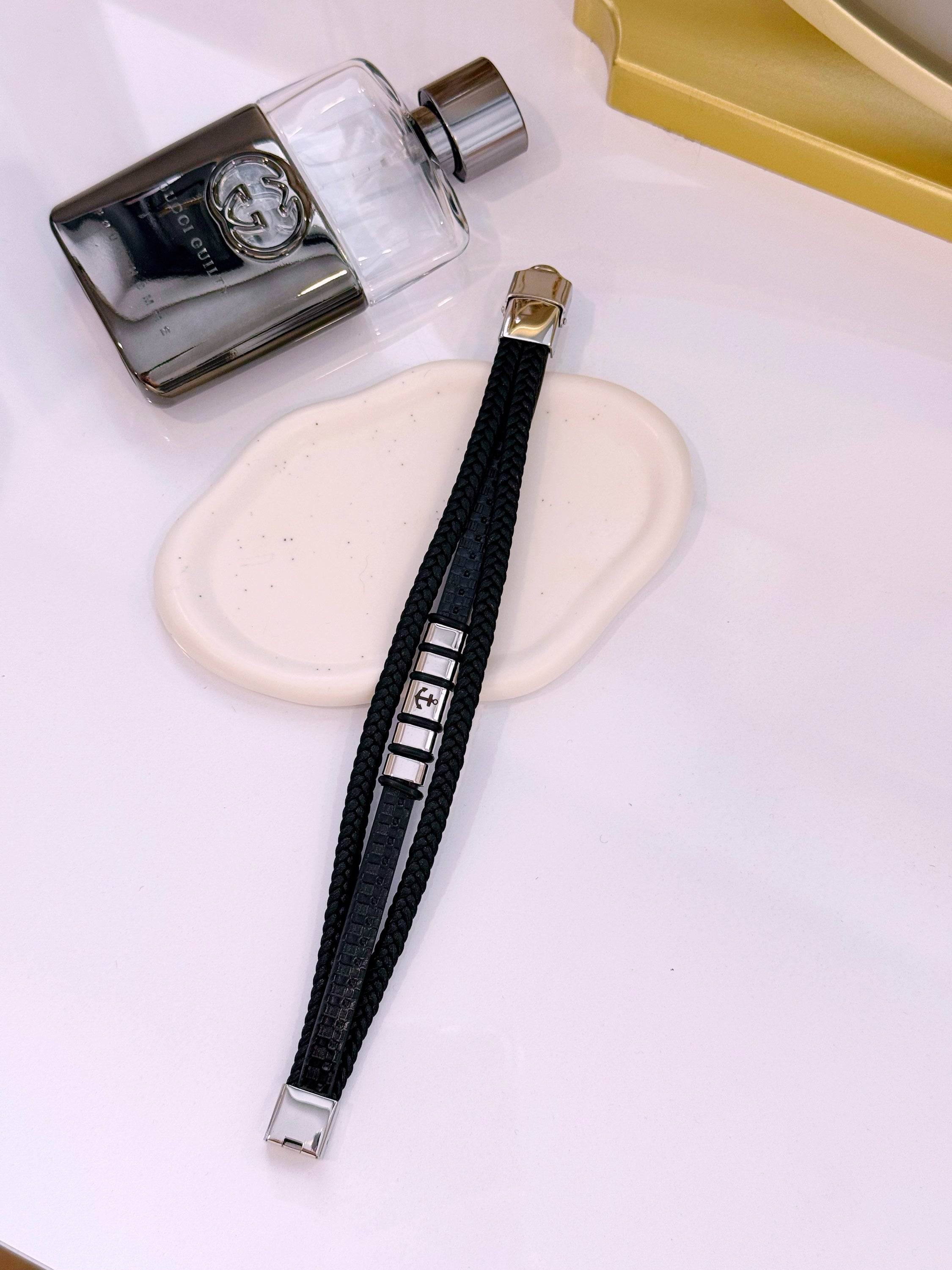 Pulseira em pele efeito triplo com chapa gravada com âncora