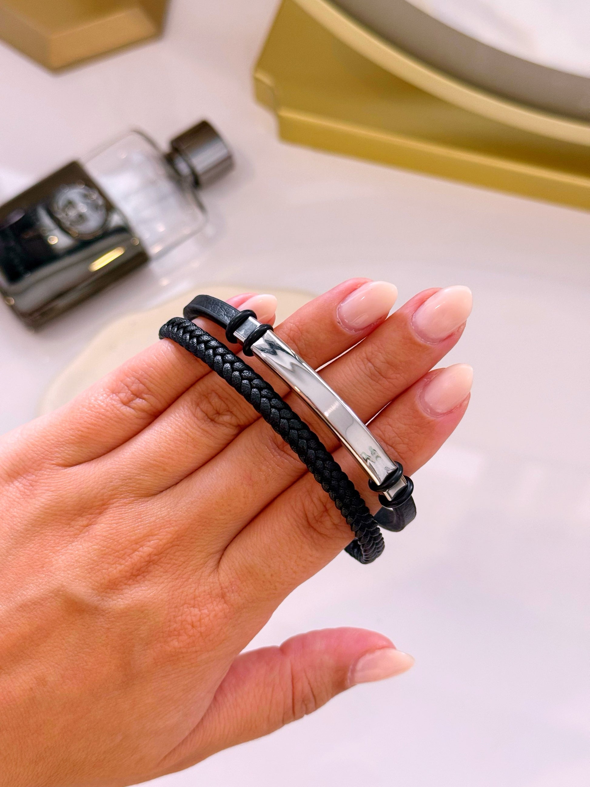 Pulseira de pele efeito duplo com chapa