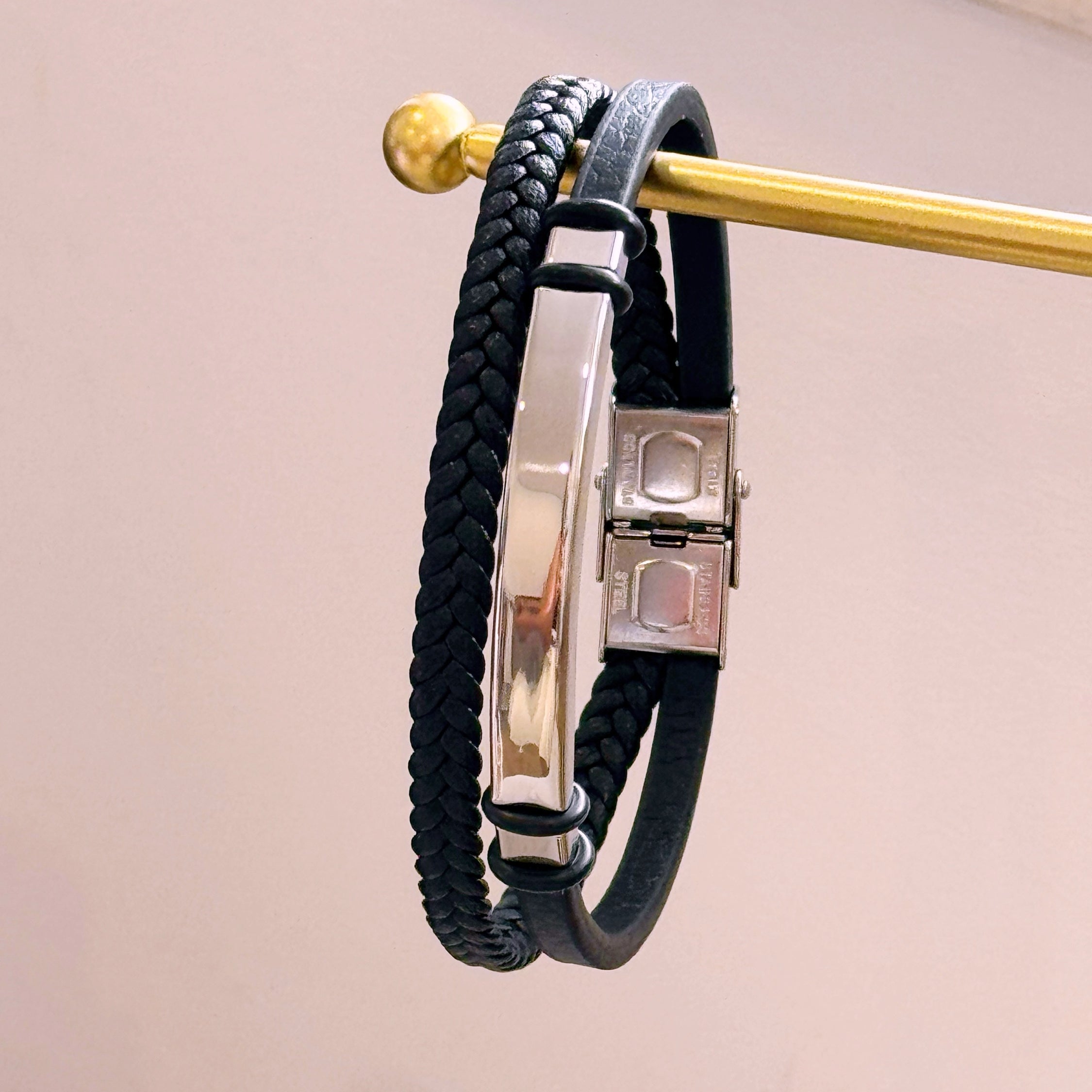 Pulseira de pele efeito duplo com chapa