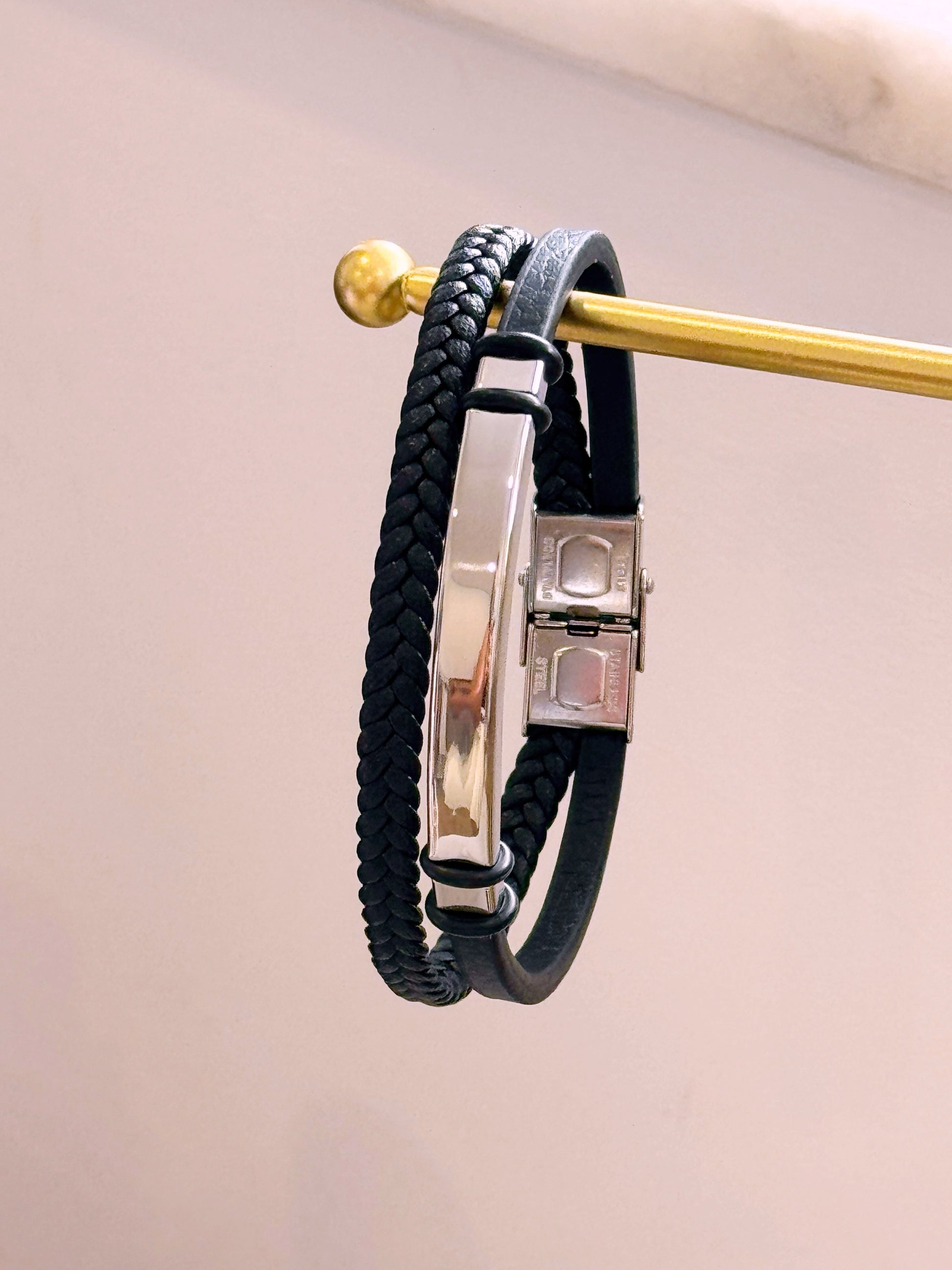 Pulseira de pele efeito duplo com chapa