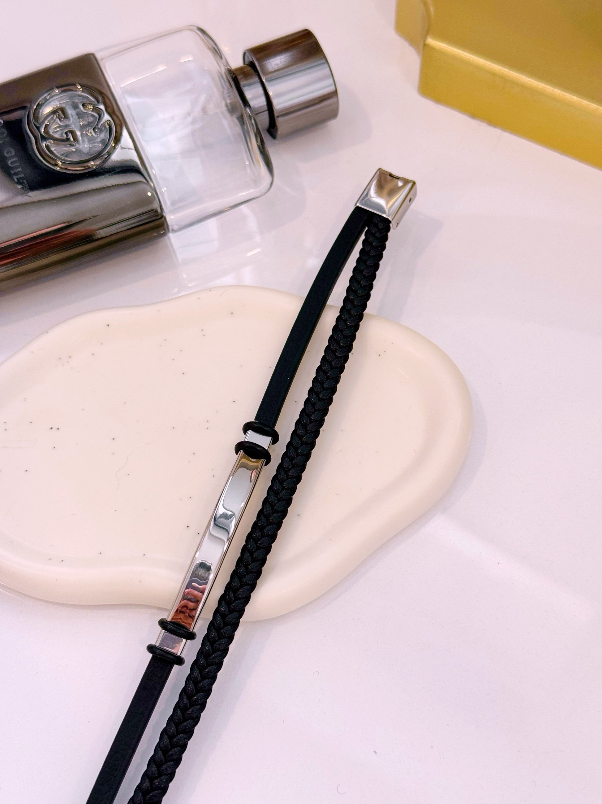 Pulseira de pele efeito duplo com chapa