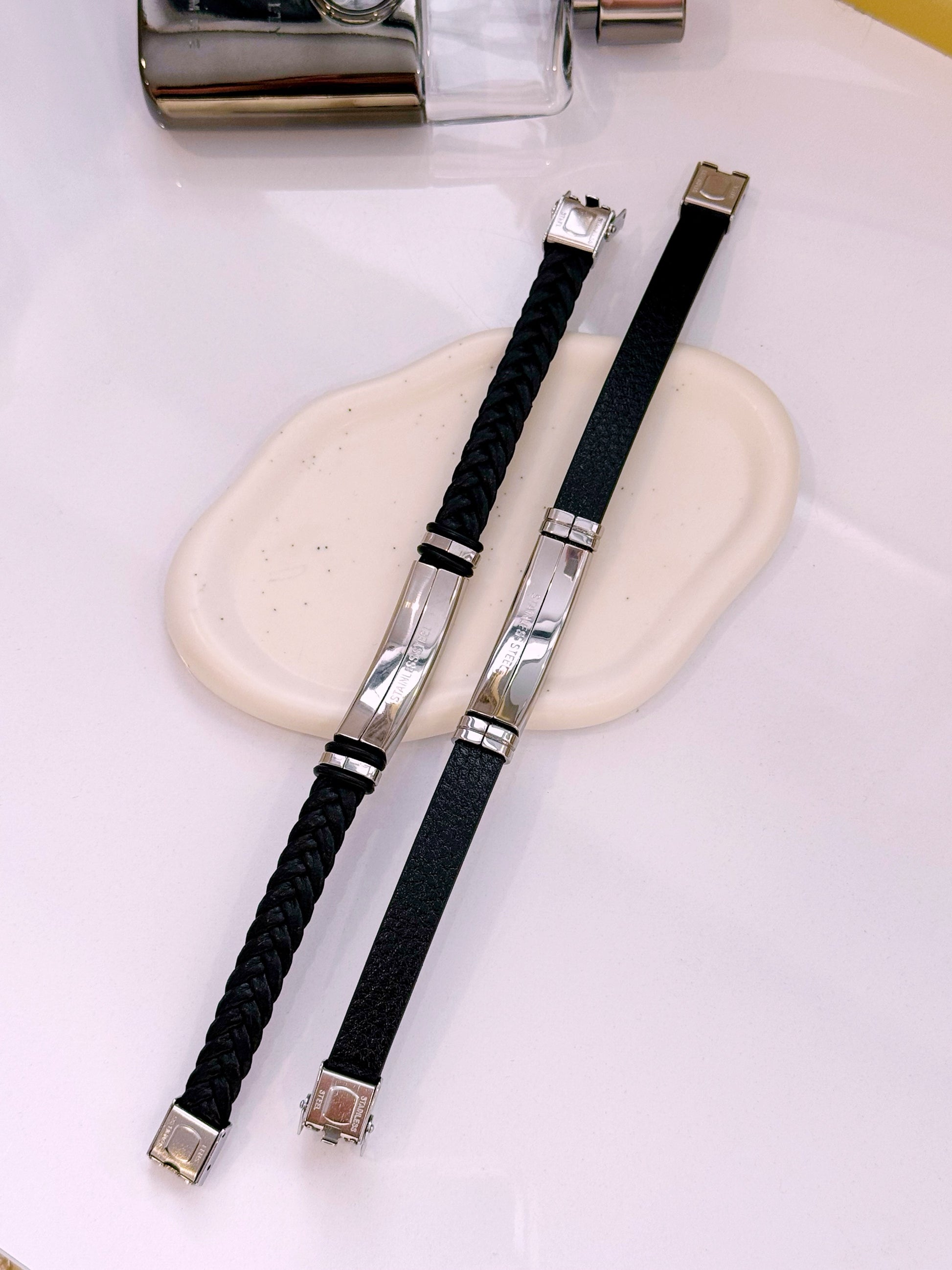 Pulseira em pele com chapa | 2 Modelos