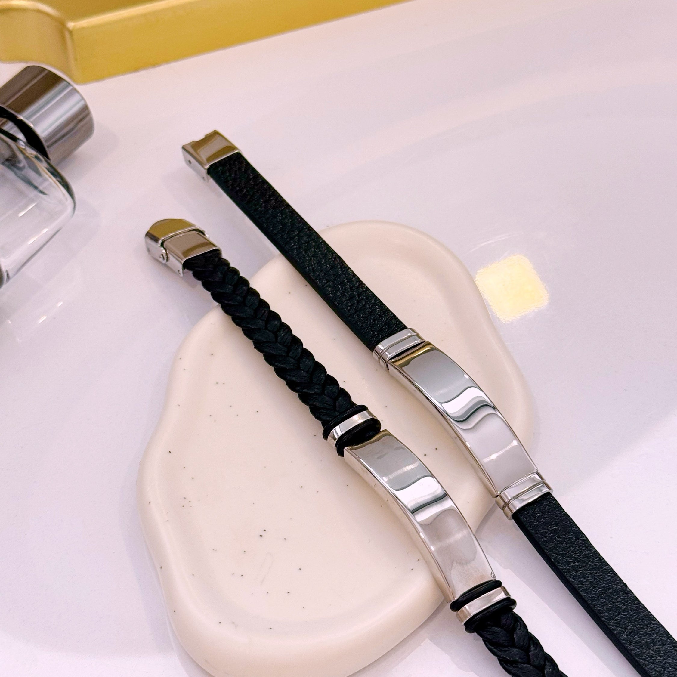 Pulseira em pele com chapa | 2 Modelos