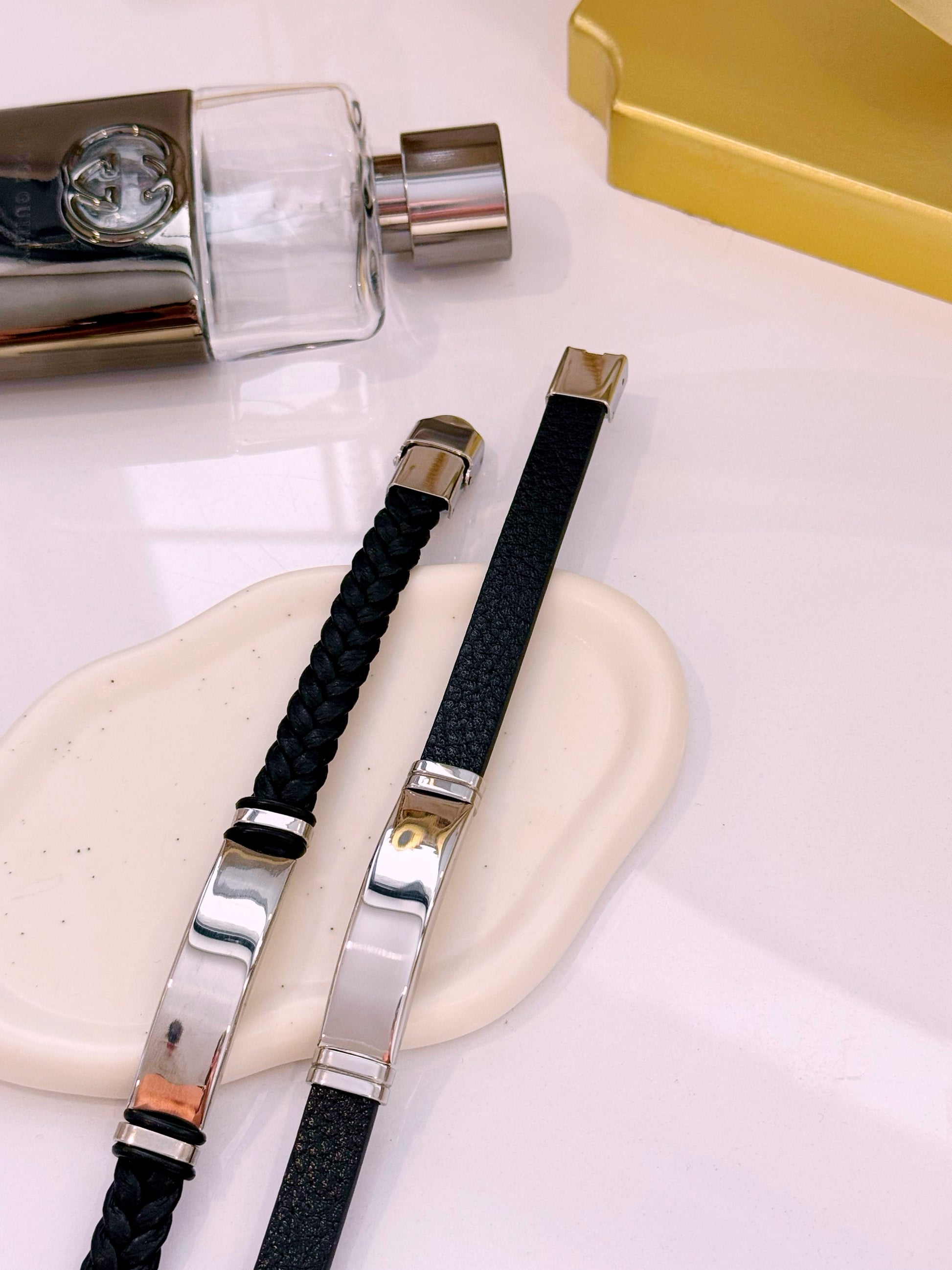 Pulseira em pele com chapa | 2 Modelos