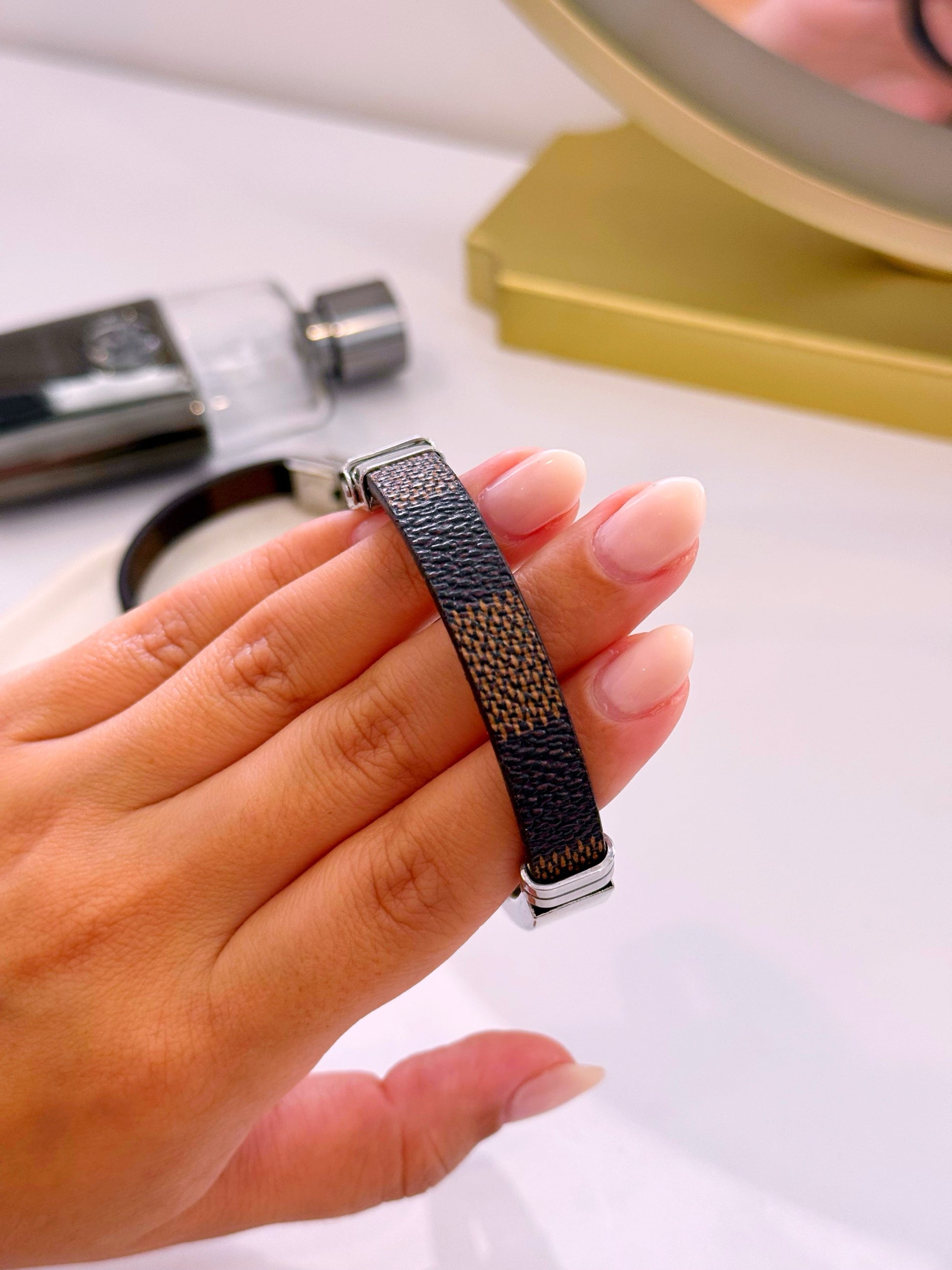 Pulseira de pele com chapa | Castanho e Prateado