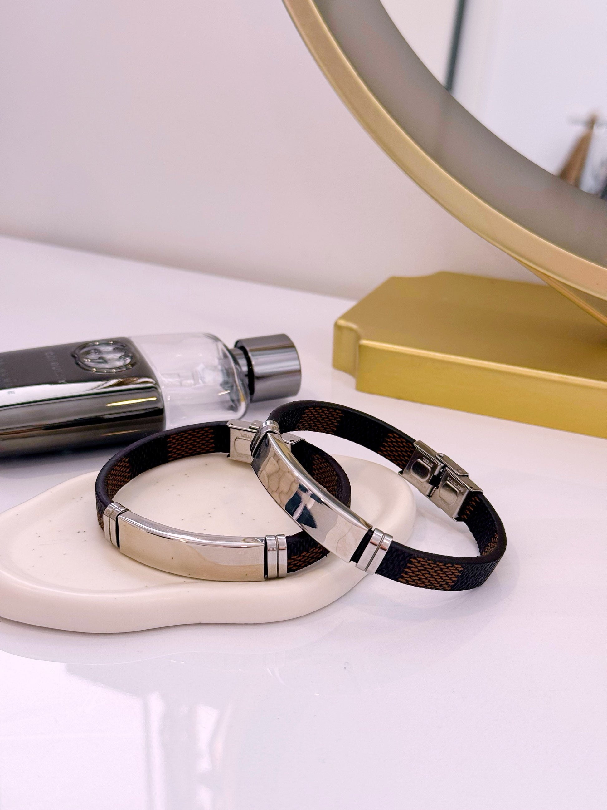 Pulseira de pele com chapa | Castanho e Prateado