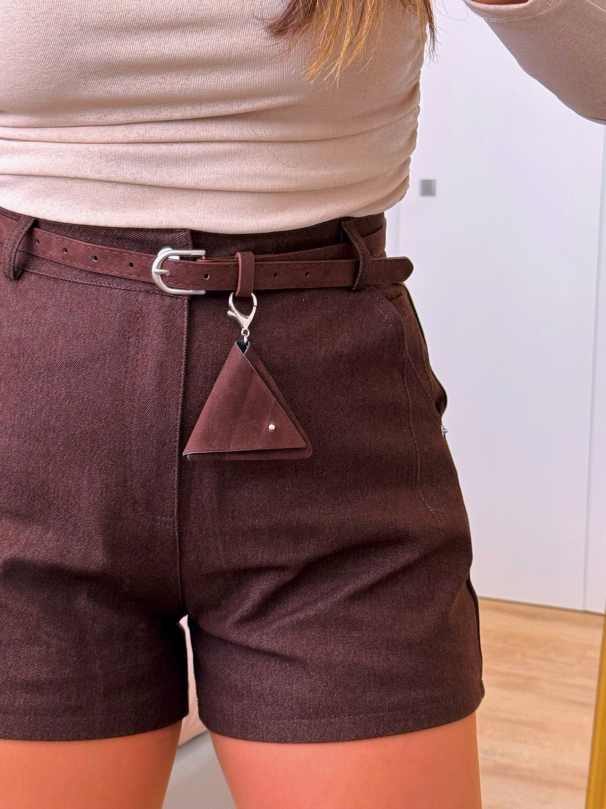 Calção castanho com cinto de camurça incluído | 3 Tamanhos